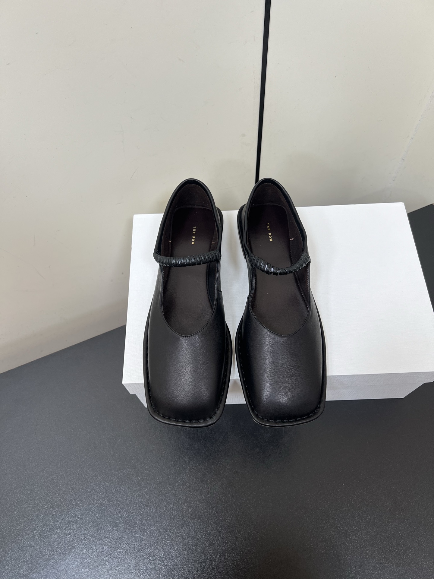 NO:263212,The Row 25 new square-toe flat-soled Mary Jane. Two pairs of golden beauty need to be shared immediately. Super soft and glutinous leather, not tired. The soft sole is super comfortable. The big and square-toe super personality. Therow-style, full of old money style. Upper sheepskin/sheep pendant. Inner sheepskin. Foot-pad sheepskin. Original rubber sole. Size: #35-40 (40 custom made without return or exchange), ballet shoes. Mary Jane, mary jane, sheepskin, sheep19860909The Row 25新款方头平底玛丽珍 两双金灿灿的美丽需要立马分享 超级软糯的皮子,暴走不累 软底的超级舒服 大方头超级个性 Therow风十足 老钱风满满 鞋面羊皮/羊猄 内里羊皮 垫脚羊皮 鞋底原版橡胶大底 Size:#35-40（40定做不退换),芭蕾舞鞋玛丽珍,mary jane,sheepskin,sheep,Women's Shoes