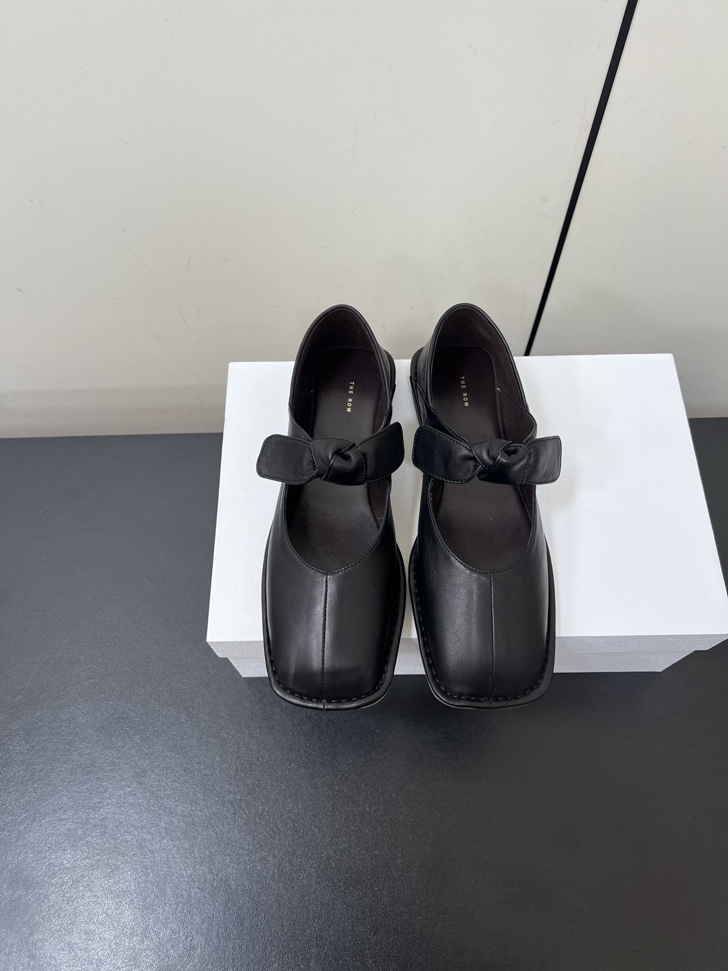 NO:263215,The Row 25 new square-toe bow flat-soled Mary Zhen shoes. Two pairs of golden beauty need to be shared immediately. Super soft and glutinous leather, not tired. Soft sole super comfortable. Large and flat head super personality. Therow style is full of old money style. Upper sheepskin/sheep pendant inner sheepskin footbed sheepskin original rubber sole Size: #35-40 (40 custom made without return and exchange), ballet shoes Mary Zhen, mary jane, sheepskin, sheep19860909The Row 25新款方头蝴蝶结平底玛丽珍鞋 两双金灿灿的美丽需要立马分享 超级软糯的皮子,暴走不累 软底的超级舒服 大方头超级个性 Therow风十足 老钱风满满 鞋面羊皮/羊猄 内里羊皮 垫脚羊皮 鞋底原版橡胶大底 Size:#35-40（40定做不退换),芭蕾舞鞋玛丽珍,mary jane,sheepskin,sheep,Women's Shoes