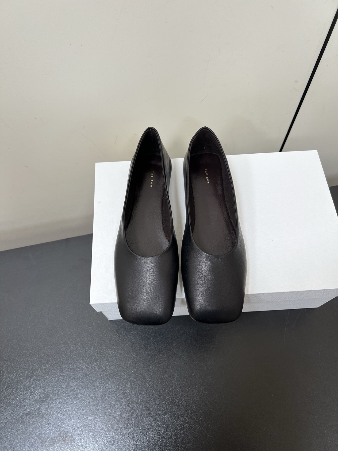 NO:263218,The row Niche trendy brand 25ss early spring new style ballet shoes single shoes super soft and comfortable The first pair of grandma shoes in spring is the golden beauty needs to be shared immediately Super soft and glutinous leather, not tired from walking, super comfortable with soft sole, super comfortable with a big and elegant head, full of personalized Therow style, full of old money style, original imported sheepskin upper, inner foot pad sheepskin, original imported leather sole Size35-40 (40 custom made without return or exchange), ballet shoes Mary Jane, mary jane, sheepskin19860909The row 小众潮牌 25ss早春新款 芭蕾舞鞋 单鞋 超级柔软舒适 春天的第一双奶奶鞋非它莫属 金灿灿的美丽需要立马分享 超级软糯的皮子,暴走不累,软底的超级舒服 大方头超级个性 Therow风十足 老钱风满满 鞋面原版进口绵羊皮 内里垫脚羊皮 鞋底原版进口真皮抵 Size35-40（40定做不退换）,芭蕾舞鞋玛丽珍,mary jane,sheepskin,Women's Shoes