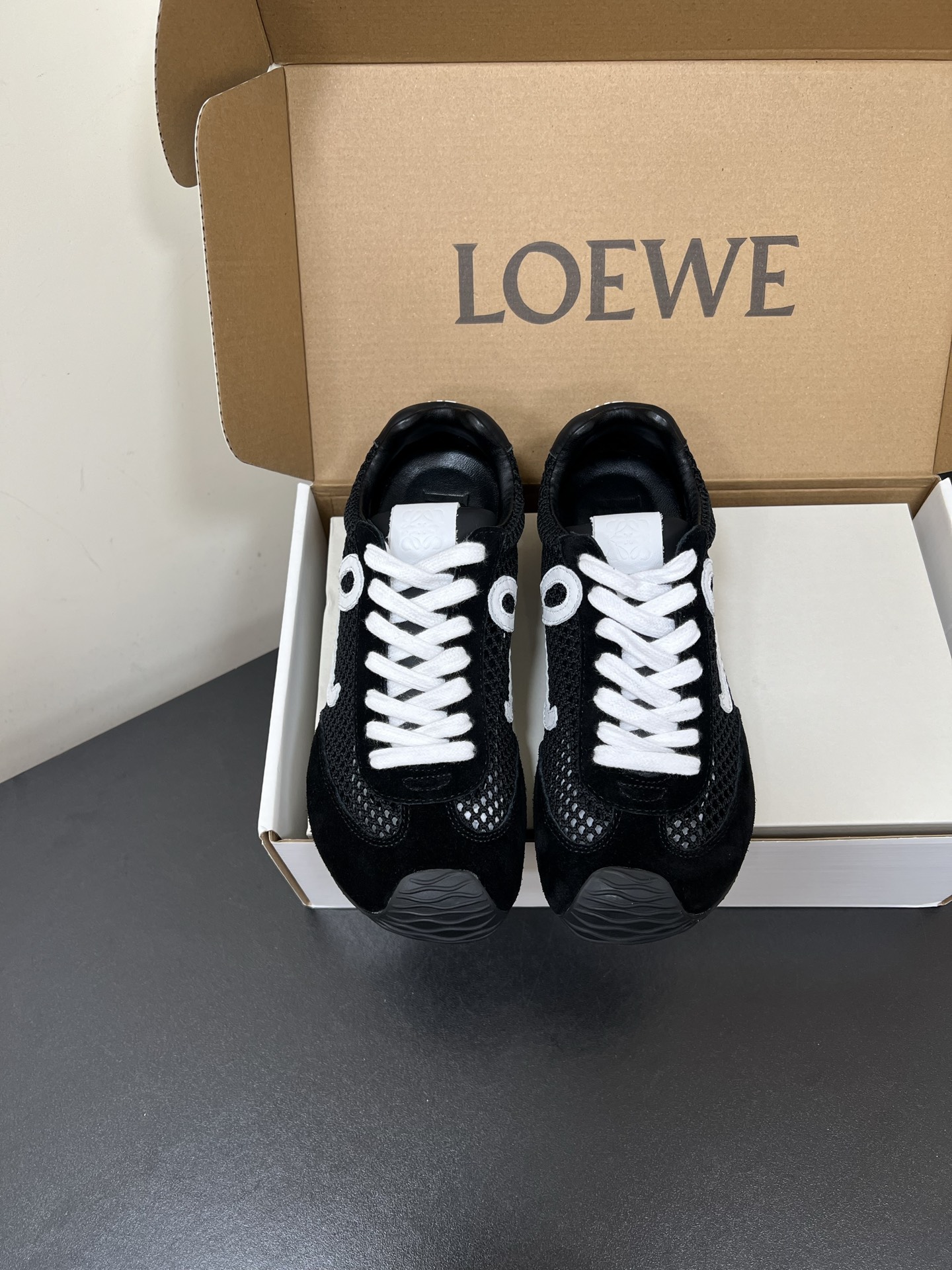 NO:263206,Ballet Runner 2.0 asymmetric toe styling, LOEWE Old retro flat forrest forrest shoes * Super soft, lightweight and flexible sole * New wavy textured rubber outsole extending to toe * Upgraded soft leather lining and footbed for maximum comfort size 35-40 (for women 40 custom-made non-return), casual shoes/sports shoes, loewe, loewe, sneakers19860909Ballet Runner 2.0不对称鞋头造型,LOEWE罗意威平替 做旧复古平底阿甘鞋 * 超柔软、轻便且灵活的鞋底 * 新的波浪纹理橡胶外底,延伸至鞋头 * 升级的柔软皮革内衬和鞋床,提供最大舒适感 size 35-40（女40定制不退换）,休闲鞋/运动鞋,loewe,loewe,sneakers,Women's Shoes