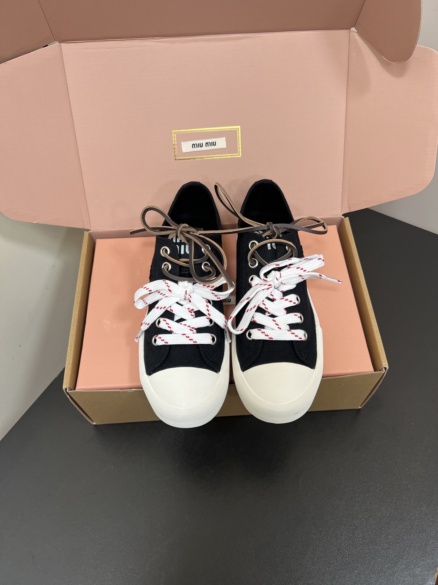 NO:263203,MiuMiu2025 Spring and Summer New Forrest Gump Cookies Shoes Retro Styling and Innovative Fabrics!  It is very comfortable to wear on your feet, and it is a must-have for the year!  Simple, casual and unruly, and reflects the beauty of tannins!  The small round head design and the heel style are perfect matches, and they are very well-behaved. When you wear it, you will be very young in an instant!  The tongue and back of the shoe are decorated with their iconic logo, which is very retro, making people recognize this miumiu style at a glance. - MATERIAL material - Original custom canvas with upper, high-density weaving, outsole 1:1 open mold custom outsole size #35~39 (40 custom made without return or exchange), casual shoes/sports shoes, miumiu, sneakers19860909MiuMiu2025春夏新款阿甘饼干鞋 复古的造型搭配创新的面料！随意搭配上脚非常舒适,年度必入款！简单很随意不羁又能体现单宁美感！小圆头设计,跟鞋型简直是绝配,乖巧感十足,穿上它,瞬间年轻了好岁！鞋舌和背面都点缀上了它们家标志性的徽标,复古范儿十足,让人一眼就能认出这是miumiu 的风格. - MATERIAL 材质 - 鞋面原版定制帆布 内里高密度织布 大底1:1开模定制大底 size#35～39（40定做不退换）,休闲鞋/运动鞋,miumiu,sneakers,Women's Shoes