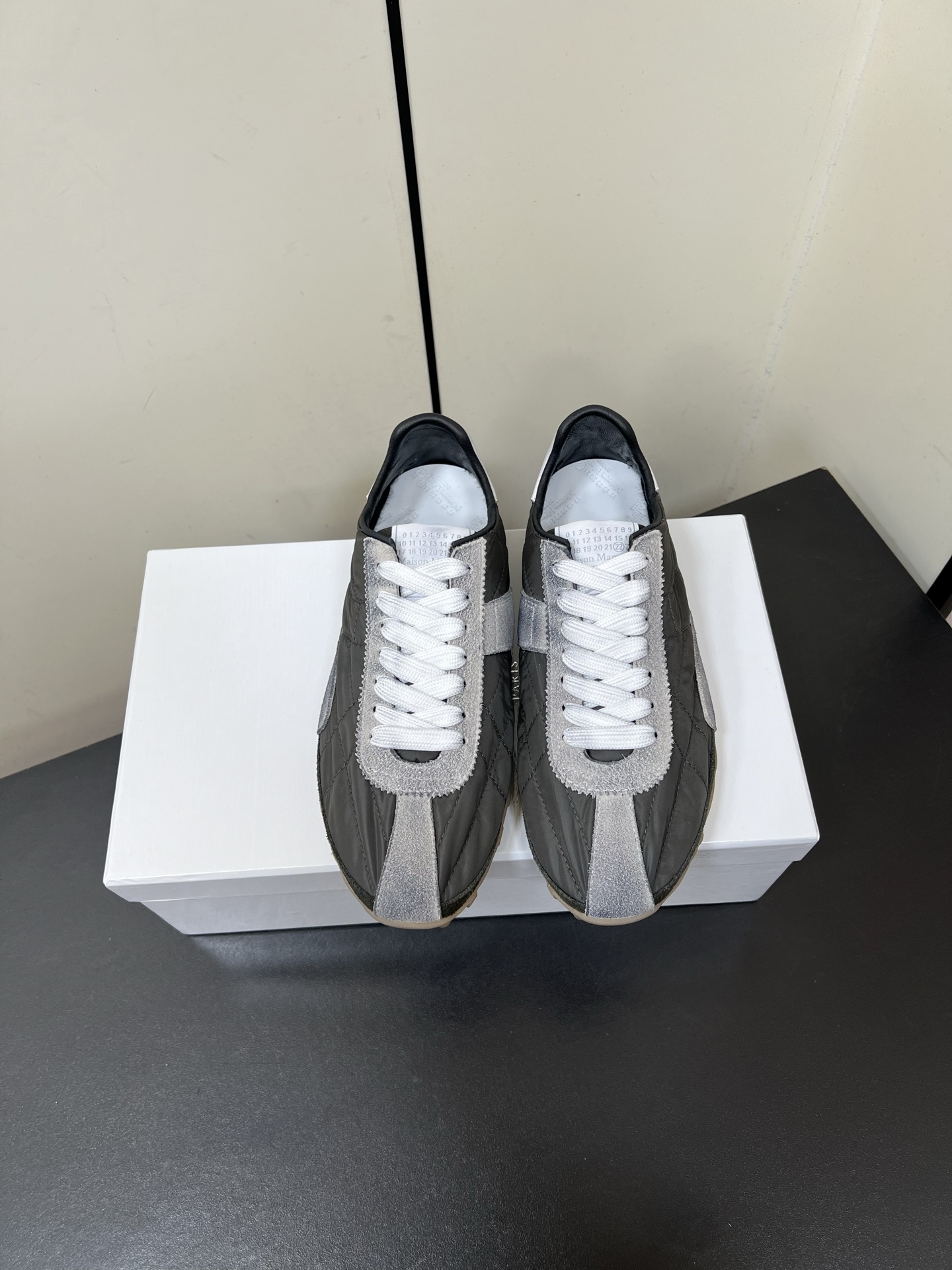 NO:263200,Maison Margiela MM6 German training casual shoes. A genius designer brand. A light luxury brand is very versatile and comfortable to the feet. This German training shoes continue the classic T-shaped genuine leather splicing design. After many careful improvements by the design team, it is just to let you experience the most original military flavor. The soft and delicate characteristics of the top layer cowhide and cowhide texture make it both have super high softness and comfort, while maintaining good breathability and comfort and texture parallel, so as to easily control any combination of all seasons. Fabric matte cowhide patchwork inner sheepskin 35-40 (40 customization without return and exchange), casual shoes/sports shoes, masion margiela, sneakers, cowhide, sheepskin19860909MaisonMargiela MM6德训休闲鞋 鬼才设计师品牌,一个轻奢品牌上脚很百搭哦,也很随脚舒适,这一款德国训练鞋延续了经典的T形真皮拼接设计,经过设计团队多次的精心改良,只为让您体验最原始的军旅味道,头层牛皮柔软细腻的特点与牛反绒牛皮的质感相结合使其既有超高的柔软舒适度,又同时保持不错的透气性能舒适与质感并行,轻松驾驭四季穿着任何搭配. 面料磨砂牛皮拼布 内里羊皮 35-40（40定制不退换）,休闲鞋/运动鞋,masion margiela,sneakers,cowhide,sheepskin,Women's Shoes