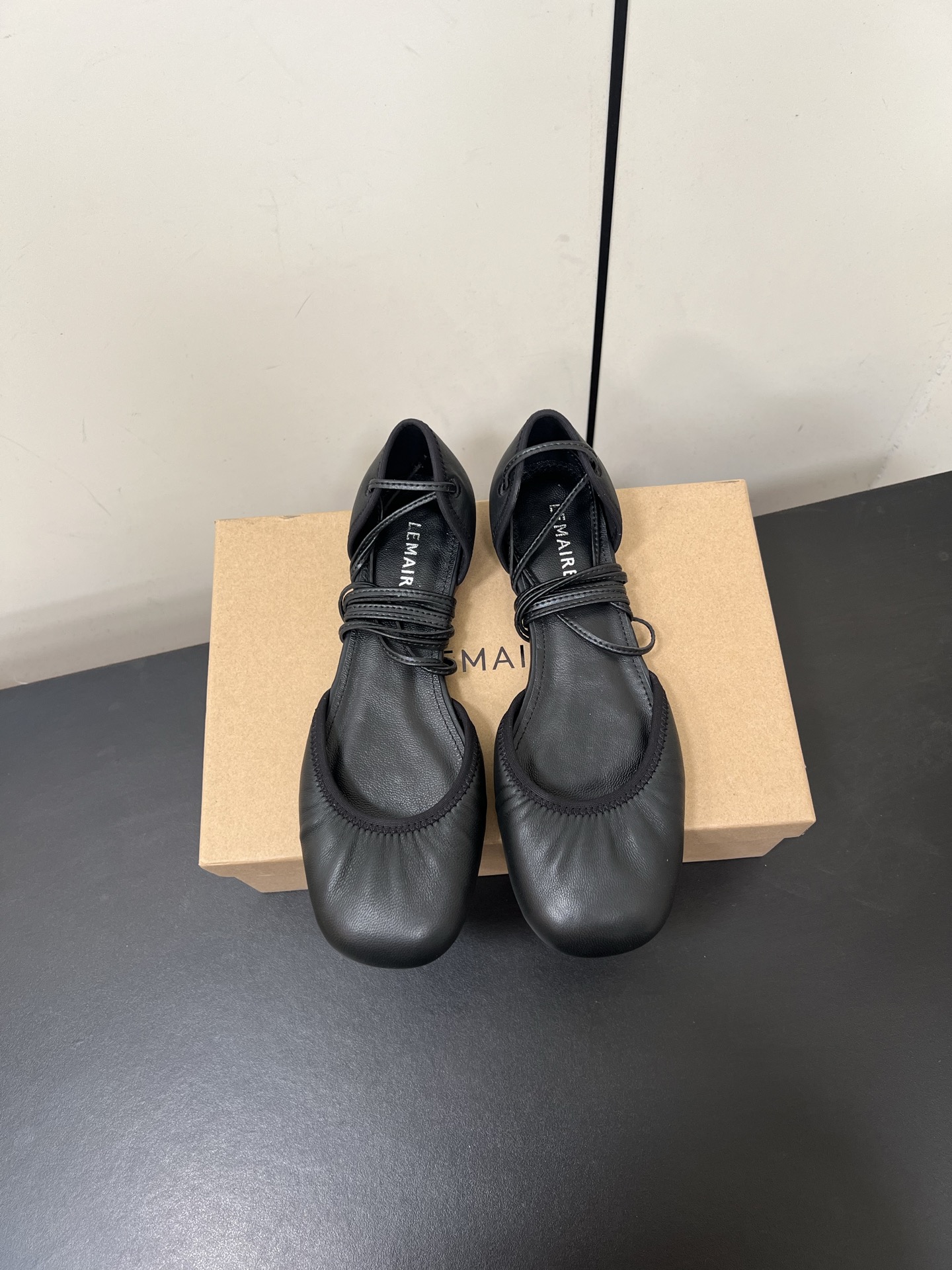 NO:263194,LEMAIRE ballet shoes are poetic footnotes that French elegance enters the daily life. The pleats on the upper are as sharp as the hem of the skirt, and the wrapped thin bands are like the dancer’s toe straps, casual and exquisite, cleverly outlining the ankle lines. The soft leather fits the feet, and every step is on the balance between comfort and fashion. Whether it is paired with simple wide-leg pants to show the neatness of urban commuting; or embracing the floral skirt to interpret the romance of walking on the street, it can interpret the high luxury texture in a low-key manner, allowing you to inadvertently become an elegant model in the fashion field. The upper sheepskin inner sheepskin leather soles 35-39 40 Custom made non-return and exchange, ballet shoes, skirts, sheepskin, Leather soles19860909LEMAIRE芭蕾舞单鞋 是法式优雅闯入日常的诗意注脚.鞋面褶皱灵动似裙摆轻扬,缠绕的细带仿若舞者的足尖绑带,随性又精致,巧妙勾勒脚踝线条.柔软皮革贴合双脚,每一步都踏在舒适与时尚的平衡线上.无论是搭配简约阔腿裤,彰显都市通勤的利落；还是与碎花裙相拥,演绎漫步街头的浪漫,它都能以低调姿态,诠释高奢质感,让你于不经意间,成为时尚场中的优雅范本. 鞋面羊皮内里羊皮真皮大底 35-39 40定做不退换,芭蕾舞鞋,skirts,sheepskin,Leather soles,Women's Shoes