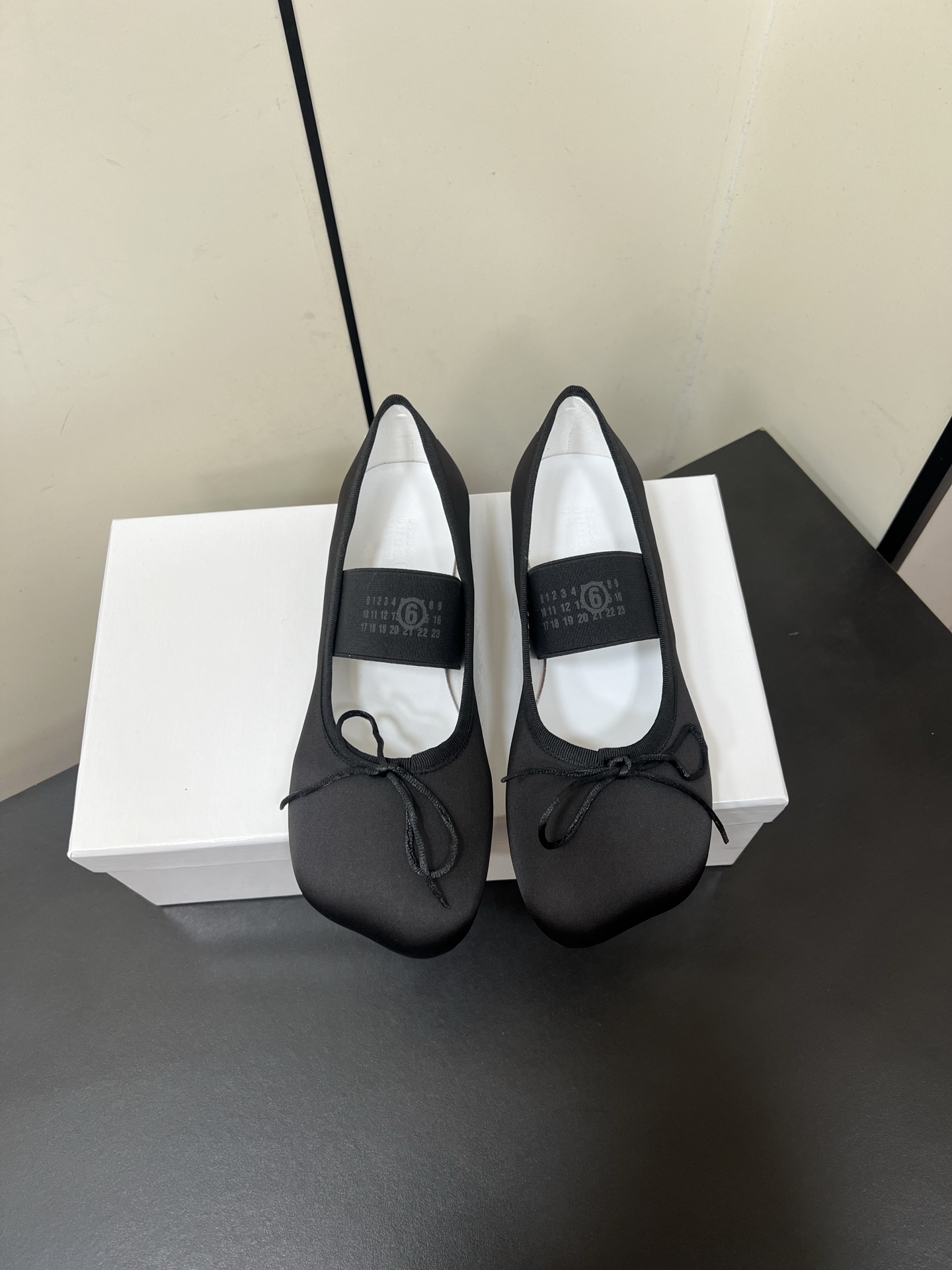 NO:536843,Maison Marginala MM6 early spring new thick-heeled apple-toe ballet shoes. Maison Marginala designer is so talented. He uses thick heels as a design element to create shoes. Single shoes are capable and exquisite. Semi-torn paired with short skirt. Sexy and personalized. Fabric silk. Nelibri. Original molded heel. Italian imported leather outsole. Heel: 1.5cm. Size: 35-41 (40.41. Customized for no return or replacement), ballet shoes, masion margiela, masion margiela, skirts, real silk, Leather soles19860909Maison Marginala MM6初春新品粗跟苹果头芭蕾舞鞋单鞋 马吉拉设计师太有才了 采用粗跟作为设计元素打造鞋品 单鞋干练精致 半拖搭配短裙 性感个性 面料真丝 内里布里 原版开模鞋跟 意大利进口真皮大底 鞋跟: 1.5cm 码数:35-41（40.41订做不退不换）,芭蕾舞鞋,masion margiela,masion margiela,skirts,real silk,Leather soles,Women's Shoes