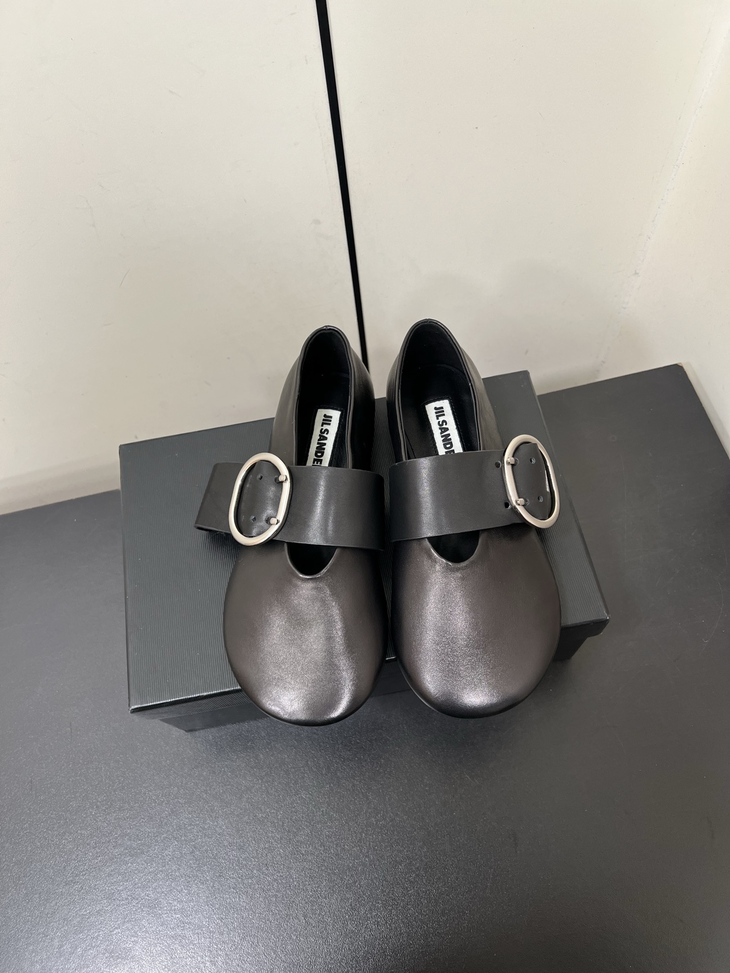 NO:787785,Jilsander2025 new round toe ballet loafers single shoes Jil  Sander's modern-style sandals are eye-catching. The breeze blows gently. Every step under your feet should be light and comfortable. The first-layer calfskin upper is fully studded and has a soft and tough texture. The lining is made of delicate and skin-friendly sheepskin. The round toe part cleverly integrates the femininity and playfulness of women, adding to the overall look.  It adds a unique charm. The thin strap design cleverly shows off the lines of women's feet, making them look slimmer. The round head design cleverly balances comfort and fashion, so you won't feel tired even if you wear it for a long time. In the new year, let's walk lightly on our own fashion road!  Upper ZP custom calfskin, lining foot pads, water-dyed sheepskin, outsole, genuine leather injection molded outsole, size 35-40 (40 custom made, non-returnable), single shoes, jil sander, loafers, sandals, cowhide, sheepskin19860909Jilsander2025新款圆头芭蕾舞乐福鞋单鞋 Jil Sander这款现代风格凉鞋醒目吸睛,微风轻轻吹过,脚下的每一步都应该轻盈而自在.头层小牛皮鞋面打满铆钉,质感柔软坚韧,内里则选用了细腻亲肤的绵羊皮.圆头部分巧妙地融入了女性的柔美与俏皮,为整体造型增添了一抹独特的魅力.细带的设计巧妙地展示了女性的足部线条,使其看起来更加纤细,圆头设计则巧妙地平衡了舒适与时尚,即使长时间穿着也不会感到疲惫.新的一年,让我们一起轻盈地走在属于自己的时尚之路上吧！ 鞋面ZP定制小牛皮 内里垫脚水染羊皮 大底真皮注塑大底 码数35-40（40定做不退换）,单鞋,jil sander,loafers,sandals,cowhide,sheepskin,Women's Shoes