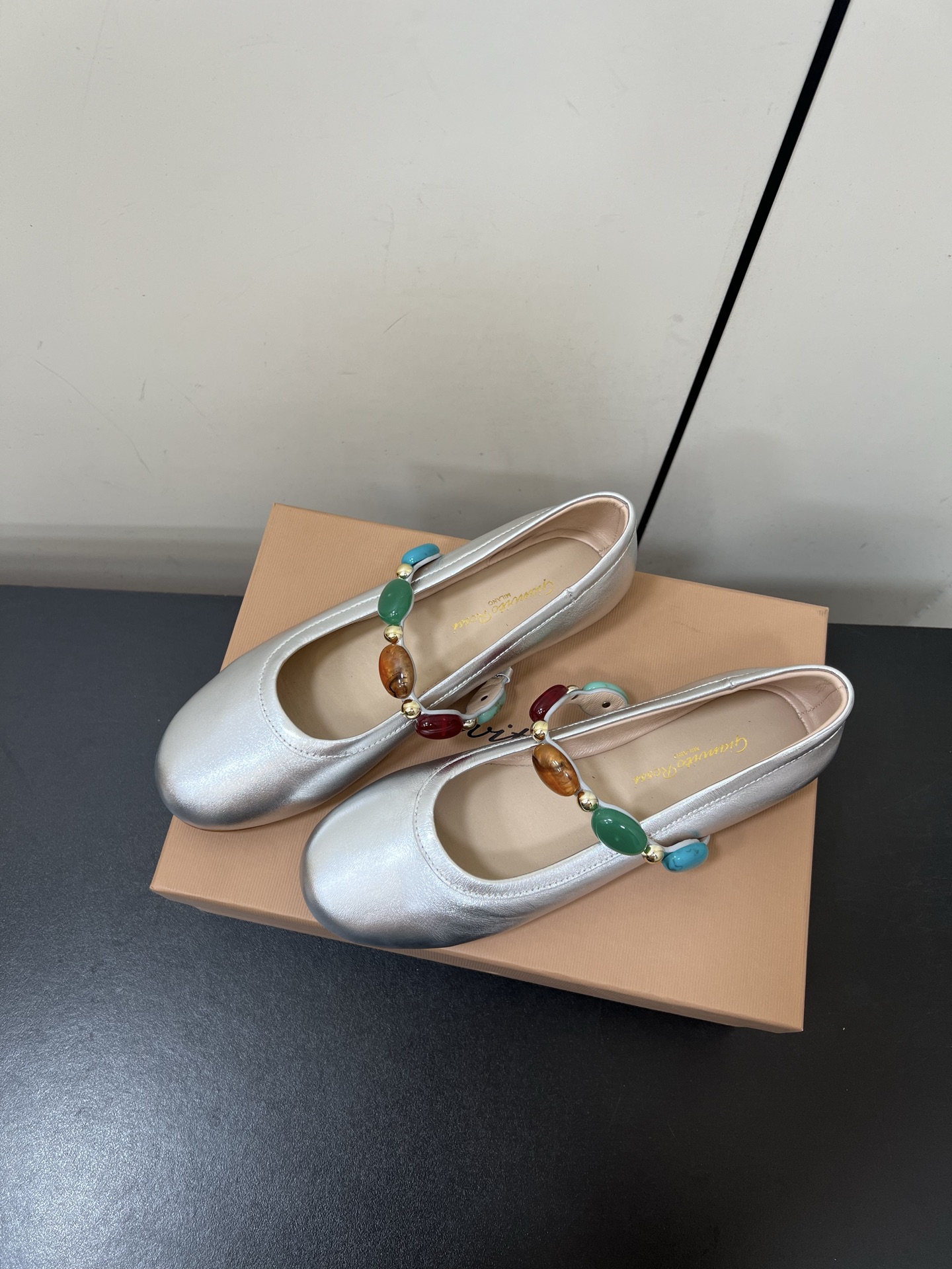 Giannito Rossi25s Spring/Summer Collection: Comfortable, Stylish Shoes in Vibrant Colors - 图片 3