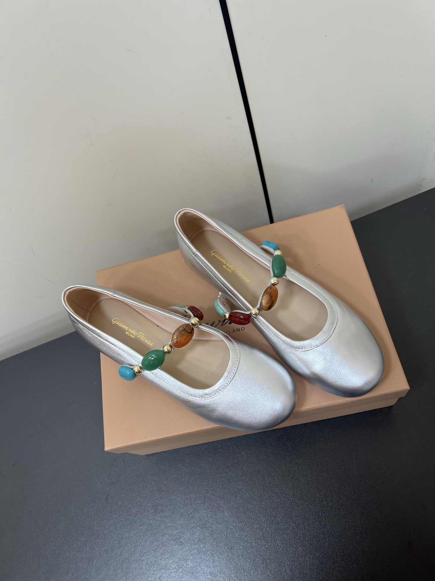 Giannito Rossi25s Spring/Summer Collection: Comfortable, Stylish Shoes in Vibrant Colors - 图片 2