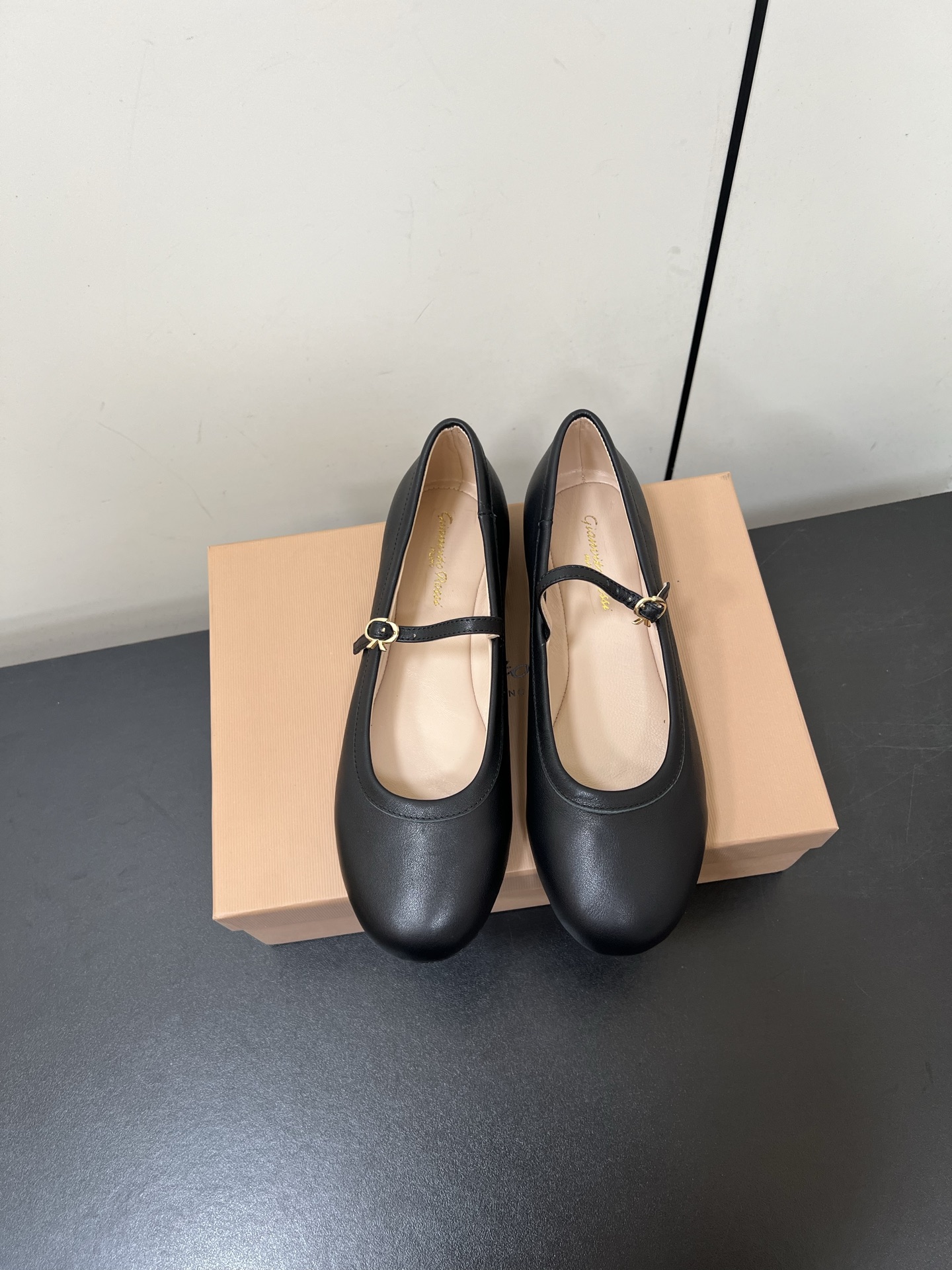 NO:386296,GianvitoRossi/GianvitoRossi classic retro and beautiful Mary Jade shoes classic retro girl heart explosion with small skirt jeans instantly become retro and sweet date commuting easily hold the whole audience!  The fabric is made of original custom material. The inner foot pads are all sheepskin. Italian imported cowhide sole zesi 35-39 (customized on 40/41), ballet shoes, mary jane, skirts, jeans, cowhide, sheepskin19860909GianvitoRossi/吉安维托罗西经典 复古绝美玛丽珍鞋 经典复古 少女心爆炸搭配小裙子 牛仔裤 秒变复古甜美约会 通勤 轻松hold住全场！ 面料采用原版定制材质 内里垫脚均为羊皮 意大利进口牛皮大底 zesi 35-39（ 40/41定制）,芭蕾舞鞋,mary jane,skirts,jeans,cowhide,sheepskin,Women's Shoes