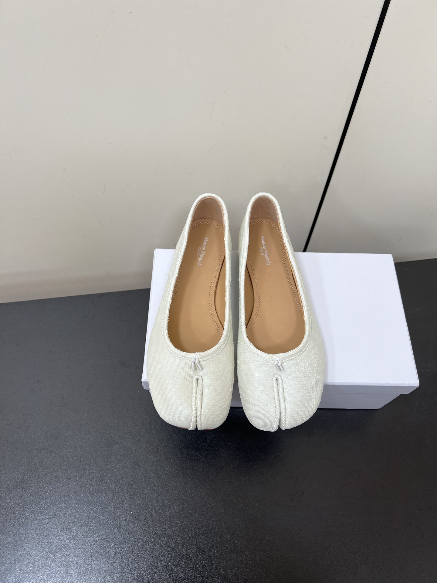 NO:721930,High quality!  Maison Margiela MM6 Margiela 25ss new split-toe shoes Tabi split-toe ballet shoes laser-cut cowhide!  Welcome to compare with the real original outsole!  Size: 35-39 (40.41 customization is not returnable), split-toe shoes, masion margiela, masion margiela, cowhide19860909高定品质！Maison Margiela MM6马吉拉25ss新款分趾鞋 Tabi分趾芭蕾舞单鞋 镭射切割工艺牛皮！ 欢迎对比 真正的原版大底！ Size:35-39（40.41定制不退换）,分趾鞋,masion margiela,masion margiela,cowhide,Women's Shoes