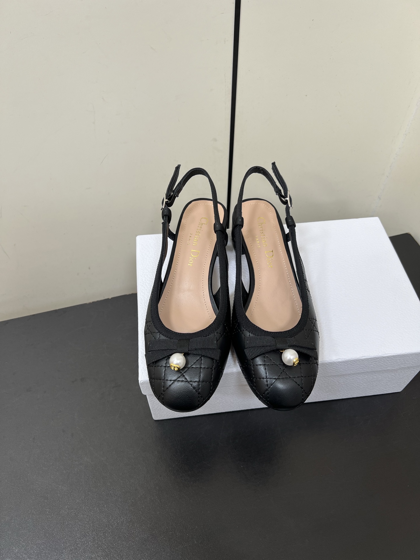 NO:385523,Dior Spring and Summer New Diamond Rear Sandals are fashionable and elegant, decorated with white resin beads and CD logos. The round toe design complements the thick heels, which can add elegant temperament to the various shapes of this season. The material is perfectly restored. Compare it casually~ The inner small goatskin is durable and textured. The mold-opening custom resin pearls are convenient to put on and take off. The small and exquisite leather sole is decorated with the lucky star symbol of Christian Dior, original packaging, purchasing grade, and the details are safe. The upper mixed-bred sheepskin pearl buckle inner lambskin Italian leather outsole heel height 3.5CM Size35-41 (40 41 can be customized), high heels sandals, dior, dior, sandals, high heels, sheepskin, Leather soles19860909Dior迪奥春夏新款菱格后空凉鞋 时尚优雅,饰以白色树脂珠饰和 CD 标志 圆头设计与粗跟相得益彰,可为本季的各式造型增添高雅气质材质完美还原,随意对比哦～内里小山羊皮,耐穿有质感.开模定制树脂珍珠,穿脱方便优雅又质感,小小的特别精致皮革鞋底饰以 Christian Dior 的幸运星符号,原版包装配套,代购级出品,细节安心 鞋面混种羊皮珍珠扣 内里小羊皮意大利真皮大底 跟高3.5CM Size35-41（40 41 可定做）,高跟鞋凉鞋,dior,dior,sandals,high heels,sheepskin,Leather soles,Women's Shoes