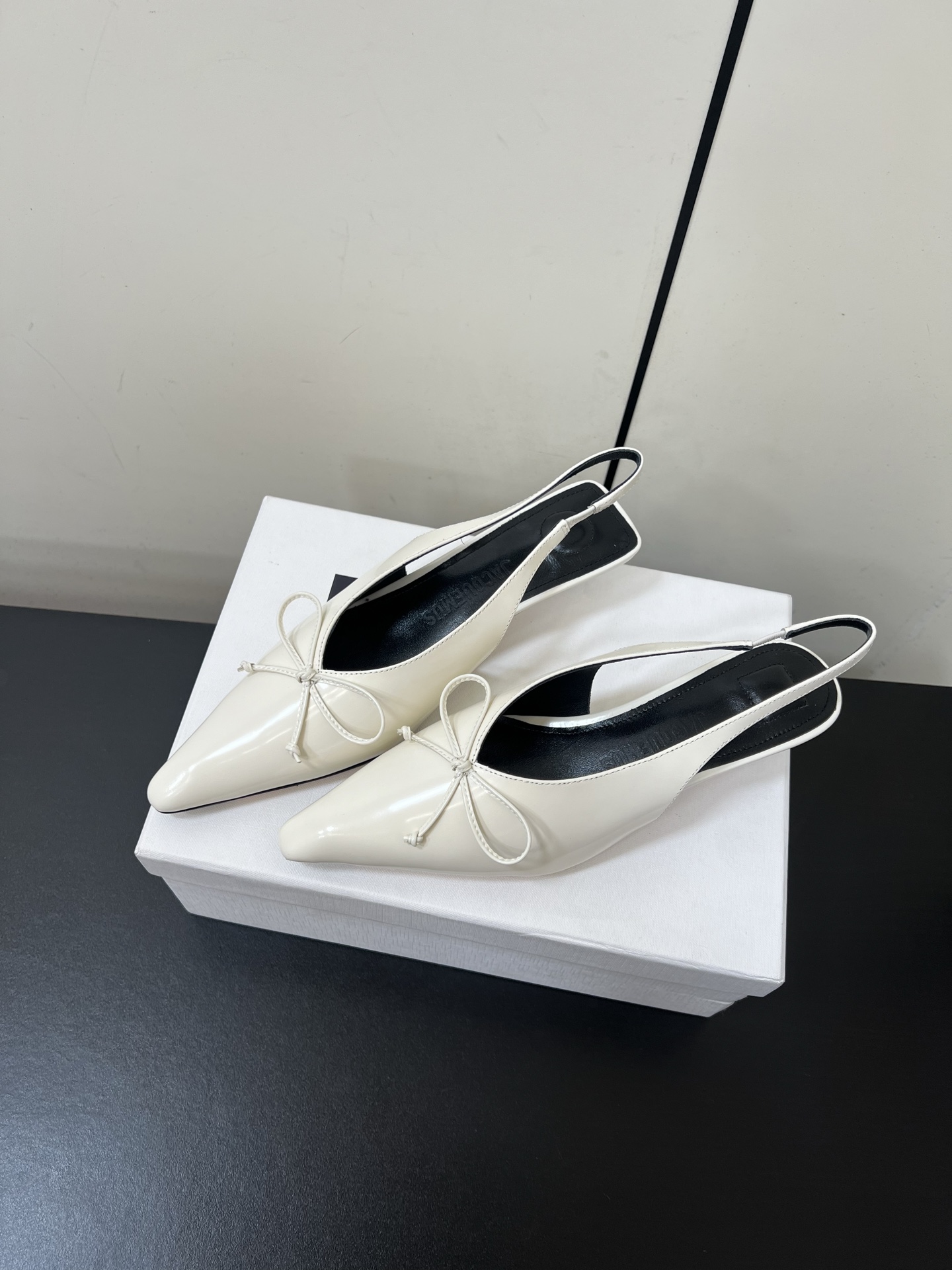 Fashionable Jacquemus Pointy Kitten Heels with Unique Materials, Size 35-40 - 图片 2