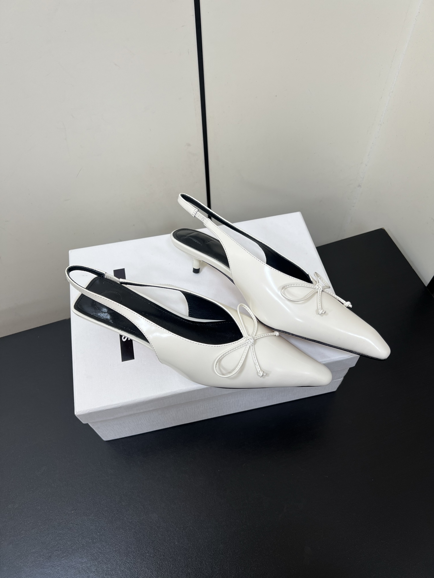 Fashionable Jacquemus Pointy Kitten Heels with Unique Materials, Size 35-40 - 图片 4