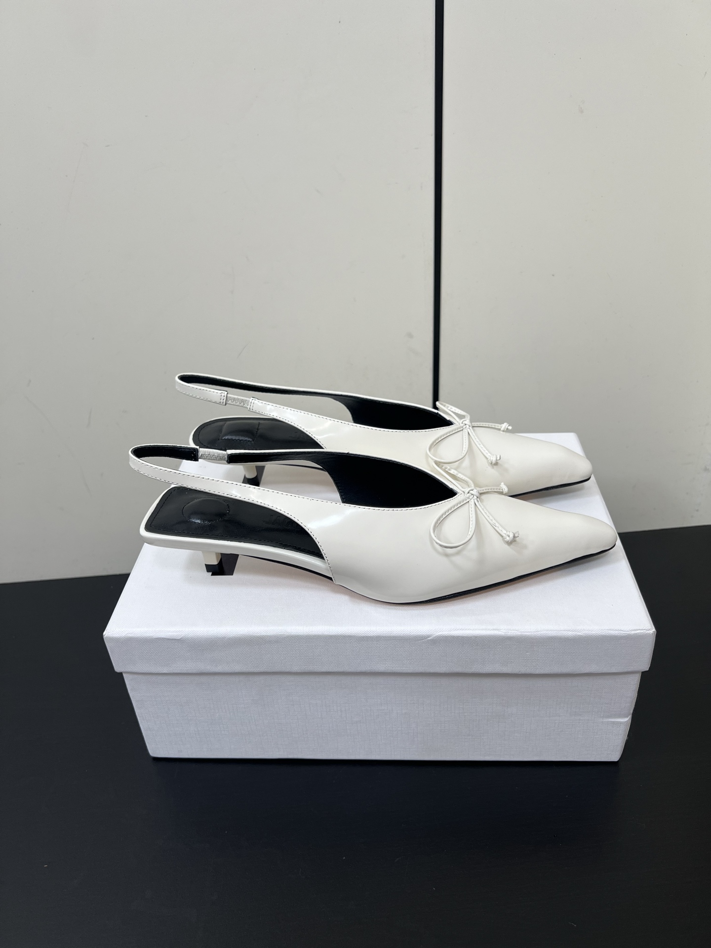 Fashionable Jacquemus Pointy Kitten Heels with Unique Materials, Size 35-40 - 图片 3