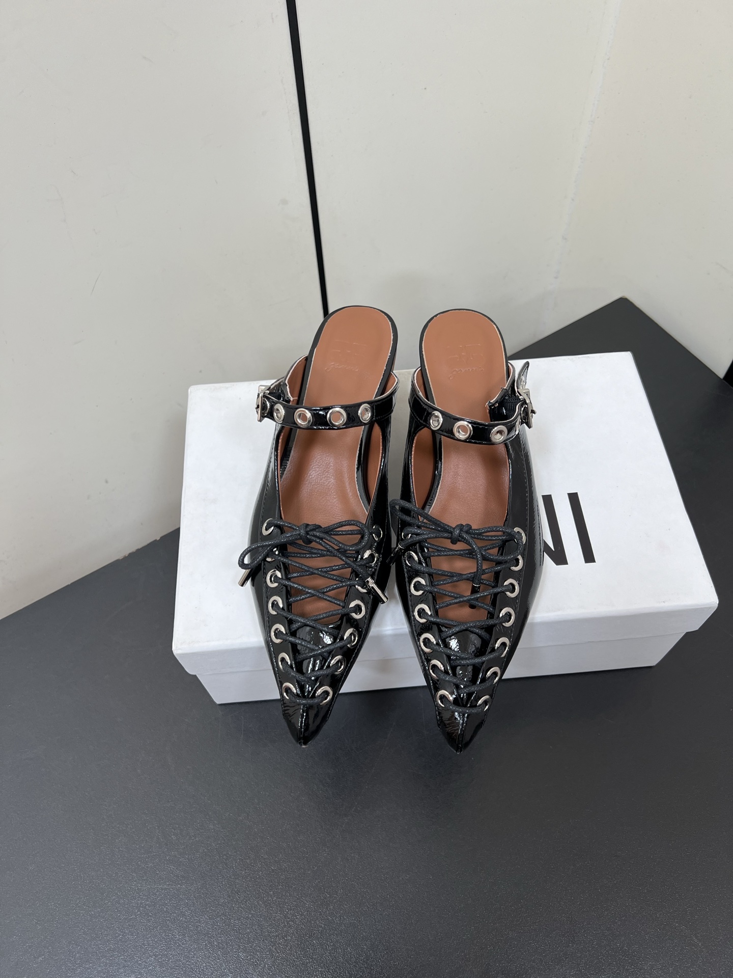 NO:386345,GANNI 25 spring and summer pointed toe straps, hollow thick heel sandals, mules, punk style and ballet style collide to create a unique vision, which is an undefined princessism. This sweet and cool style is too versatile, everyday style... Upper imported wrinkled patent leather/leopard print Customized water-dyeed calfskin in the inner lining Original open mold rubber sole Size: 35-41 (40 41 custom made without return) With original packaging, semi-torch, sandals, cowhide19860909GANNI25春夏尖头绑带后空粗跟凉鞋穆勒鞋 朋克风和芭蕾风碰撞出一种独特的视觉,是不被定义的公主主义.这种甜酷风格太戳人了,日常百搭款… 鞋面进口皱漆皮/豹纹 内里订制水染小牛皮 原版开模橡胶鞋底 码数:35-41（40 41定做不退换） 配原版包装,半拖,sandals,cowhide,Women's Shoes