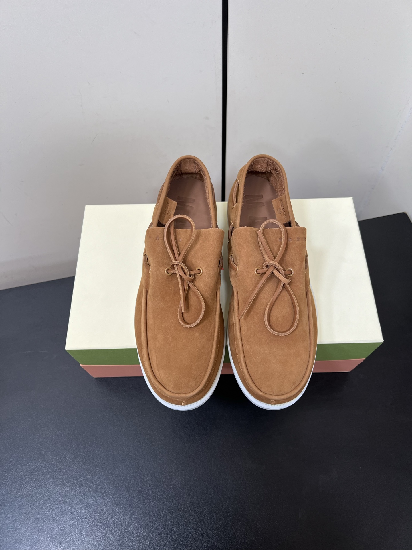 NO:385513,Men's model plus 50Marni 25ss New loafers I tried it on myself, it was very soft and comfortable, with no restraint at all, with a matte texture, and more elegant and intellectual. MARNI is so excessive, it actually makes such a good loafer that is so easy to wear, it is really superb, it looks white, shocking, the same style for men and women!  Super good looking!  Upper beef matte inner beef matte, large sole original molded rubber sole, size number for women 35~41, male 40~45 (female 40.41 customized without return and exchange, male 45 customized without return and exchange), loafers, marni, loafers19860909男款加50Marni 25ss 新出的乐福鞋 亲身试穿过,很柔软很舒服,完全没有束缚的感觉,磨砂质感,更优雅知性. MARNI那么过分啊、居然出了这么好穿踩屎感的乐福鞋、真的超绝、贼拉显白啊 震撼来袭 男女同款！超级好看！ 鞋面牛磨砂 内里牛磨砂 大底原版开模橡胶底 码数女码35~41 男码40~45（女码40.41定制不退换,男码45定制不退换）,乐福鞋,marni,loafers,Women's Shoes