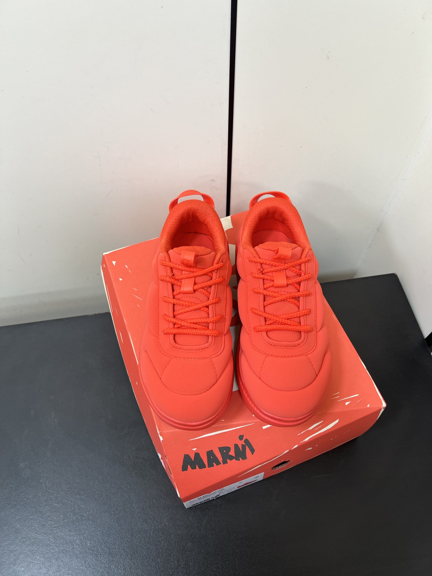 NO:385493,Marnix HOKA co-branded Puff Bread Sneakers The new co-branded BondiB3, launched by Marni and Hoka, perfectly combines fashion and sports. This shoe is not only unique in design, but also reaches a new level of comfort and functionality. Product features 1. Colorful selection of Bondi B3 X MARNI provides four different color options - dark brown, red, sky blue and beige to meet the personalized needs of different consumers. 2. High-quality materials use high-quality fabrics and advanced manufacturing processes to ensure the durability and comfort of the shoes. 3. Light cushioning is equipped with Hoka One One's signature midsole technology to provide excellent cushioning effect, reducing the fatigue caused by long-term wear 4. The fashionable appearance will  Marni's design concept is integrated into it, making shoes not only suitable for daily wear, but also become the focus of street fashion. Whether you are a trendy person who pursues fashion or a sports enthusiast who focuses on comfort, Marni x Hoka Bondi B3 is an ideal choice for you. Get it now and experience the comfort and fashion you have in the past!  Size 35-40 (40 custom made without return), casual shoes/sports, marni, sneakers19860909Marnix HOKA联名款泡芙面包运动鞋 Marni与 Hoka 携手推出的全新联名合作款 BondiB3,将时尚与运动完美结合.这款鞋不仅在设计上独具匠心,更在舒适度和功能性方面达到了新的高度. 产品特点 1. 多彩选择Bondi B3 X MARNI 提供了四种不同的颜色选项-深棕、红色、天蓝和米色,满足不同消费者的个性化需求. 2. 优质材料采用高品质的面料和先进的制造工艺,确保鞋子的耐用性和舒适性. 3. 轻盈缓震搭载Hoka One One标志性的中底技术提供卓越的缓震效果,减轻长时间穿着带来的疲劳感 4. 时尚外观将 Marni的设计理念融入其中,使鞋子不仅适合日常穿搭,也能成为街头潮流的焦点. 无论你是追求时尚的潮人,还是注重舒适的运动爱好者,Marni x Hoka Bondi B3都是你不可错过的理想之选.立即入手,体验前所末有的舒适与时尚！ 码数35-40（40定制不退换）,休闲鞋/运动鞋,marni,sneakers,Women's Shoes