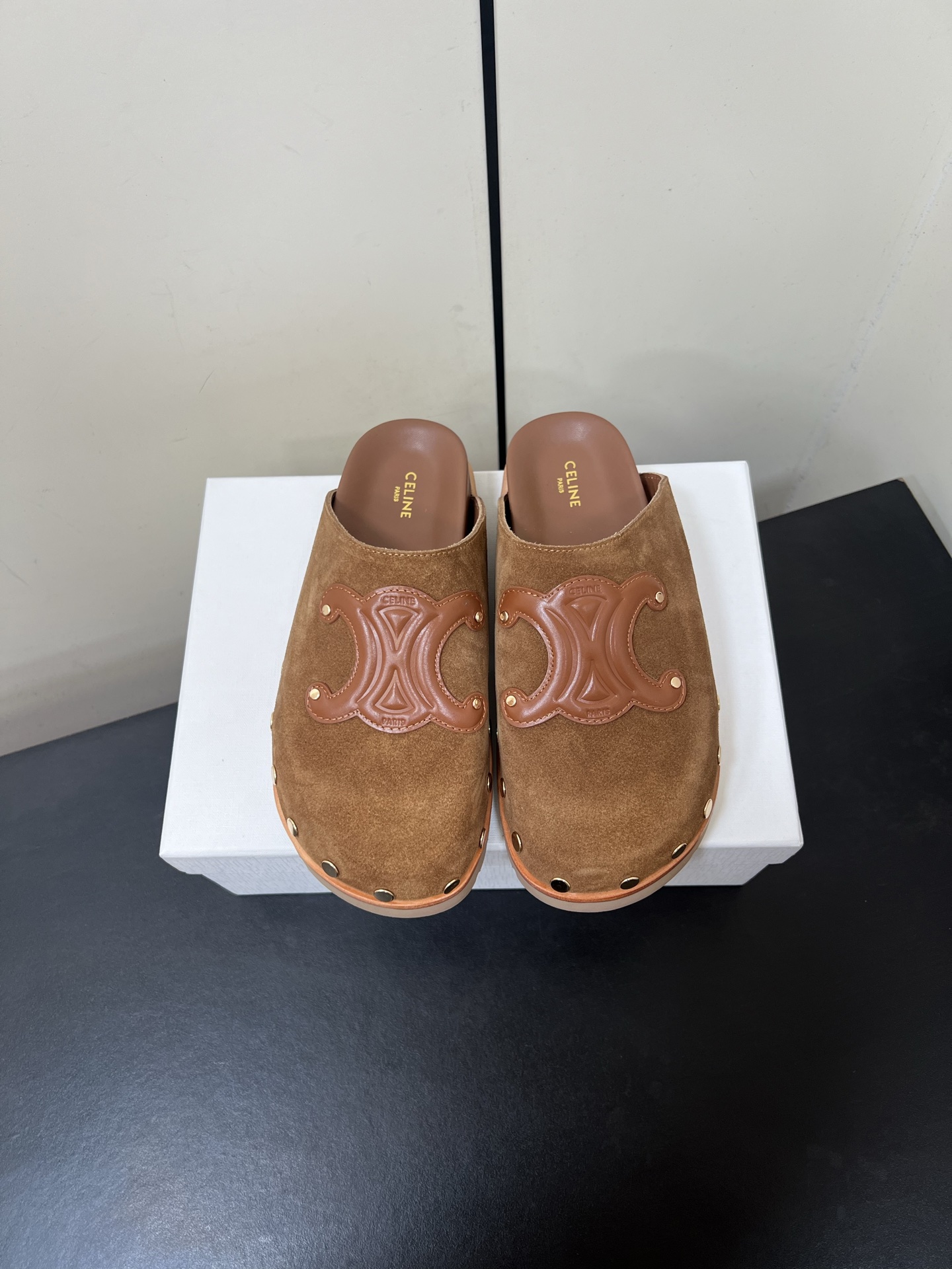 NO:385472,Celine 25/ Spring and summer new Arc de Triomphe, Willow Ding, Birken, Baotou Down French brown, like the warm tone of the left bank cafe, classic and charming, easy to adapt to various summer looks. The texture of the fur is unique, worn at barefoot, the delicate touch spreads from the soles of the feet, fashionable and comfortable. The simple shoe shape is smooth and elegant, and it is easy to wear at home and on the street, and it is easy to grasp the essence of French lazy. It is full of high-end feeling. Internet celebrity ins grass planting artifact, very retro style, full of aura, and very novel design style, high-end and very comfortable. The imprinted celine logo shows the brand charm. The original imported suede inner sheepskin, the original original light foamed sole Size35-40 (40 customization, no return or exchange), semi-drag, celine, celine, sheepskin, chamois  leather19860909Celine 赛琳25/ 春夏新款 凯旋门 柳钉 勃肯 包头拖 法式咖色,像是左岸咖啡馆的暖调,经典又迷人,轻松适配各种夏日look.翻毛皮质感独特,光脚穿,细腻触感从脚底蔓延,时髦 又惬意. 简约鞋型流畅优雅,不经意间修饰脚型.宅家、出街都好穿,轻松拿捏法式慵懒精髓. 高级感十足 网红ins种草神器、非常复古风、气场十足单品、设计风格非常新颖、高档且非常舒适.压印celine标志彰显品牌魅力 面料原版进口麂皮 内里羊皮 大底原版超轻发泡大底 Size35-40（40定制不退换）,半拖,celine,celine,sheepskin,chamois leather,Women's Shoes