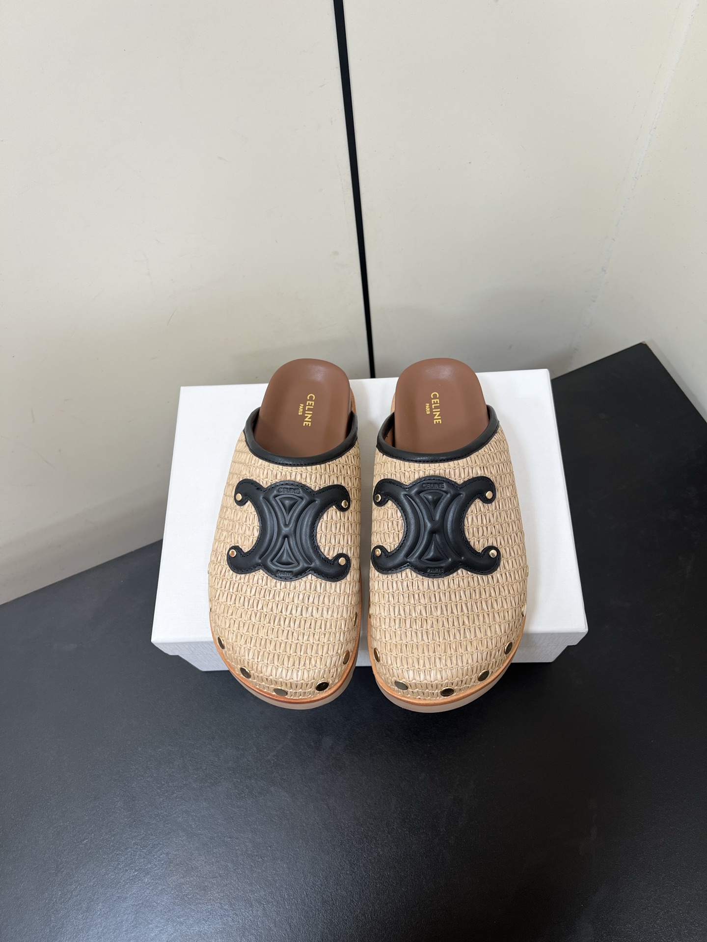 NO:385482,Celine 25/ Spring and summer new Arc de Triomphe, Willow Ding, Birken, Baotou Down French brown, like the warm tone of the left bank cafe, classic and charming, easy to adapt to various summer looks. The texture of the fur is unique, worn at barefoot, the delicate touch spreads from the soles of the feet, fashionable and comfortable. The simple shoe shape is smooth and elegant, and it is easy to wear at home and on the street, and it is easy to grasp the essence of French lazy. It is full of high-end feeling. Internet celebrity ins grass planting artifact, very retro style, full of aura, very novel, high-end and very comfortable. The imprinted celine logo shows the brand charm. Fabric Lafite weaving inner sheepskin, original ultra-light foaming sole Size35-40 (40 customization, no return or exchange), semi-drag, celine, celine, espadrilles, sheepskin19860909Celine 赛琳25/ 春夏新款 凯旋门 柳钉 勃肯 包头拖 法式咖色,像是左岸咖啡馆的暖调,经典又迷人,轻松适配各种夏日look.翻毛皮质感独特,光脚穿,细腻触感从脚底蔓延,时髦 又惬意. 简约鞋型流畅优雅,不经意间修饰脚型.宅家、出街都好穿,轻松拿捏法式慵懒精髓. 高级感十足 网红ins种草神器、非常复古风、气场十足单品、设计风格非常新颖、高档且非常舒适.压印celine标志彰显品牌魅力 面料拉菲草编织 内里羊皮 大底原版超轻发泡大底 Size35-40（40定制不退换）,半拖,celine,celine,espadrilles,sheepskin,Women's Shoes