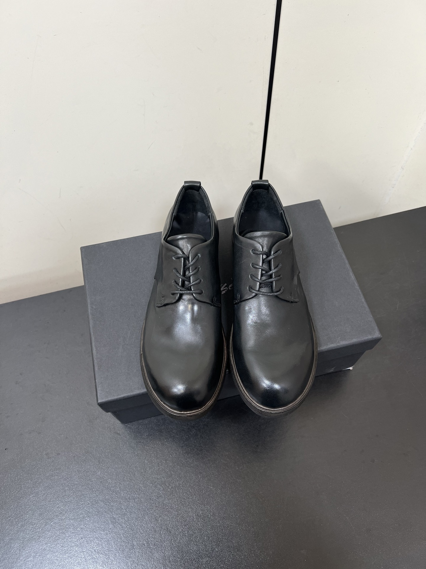 NO:385448,Top version of the men's code Italian dark brand, purely handmade niche brand marsell suede # Derby Shoes. A brand that is unique, does not follow the trend, is purely handmade, has strict requirements on materials and craftsmanship, is known for its comfort, durability and artistic quality! The upper is selected from imported black/dark brown suede material. The texture is full of fabric and details are full of small surprises. The toe is old and full of retro flavor and looks very tasteful! The sole uses 30% genuine leather and rubber combination, and the foot is very anti-slip, light and comfortable! Heel height 2.5cm The boots are very shaped with leg shape, the shoes are very soft, the shoes are completely stress-free, and they are very comfortable without wearing socks... Close your eyes and suede upper/horse leather inner body inner cowhide imported leather outsole size 35-40 for women, 38-45 for men (40 for women, 38, 45 for custom-made non-return), loafers, loafers, boots, cowhide, chamois leather, Leather soles, socks19860909顶级版男码意大利暗黑品牌 纯手工小众品牌marsell麂皮绒#德比鞋.一个特立独行,不跟风,纯手工制作,对材质及工艺要求及其严格的品牌,以舒适、耐穿、艺术性著称！鞋面精选进口黑色/深棕麂皮绒材质.质感满满的面料细节满满的小惊喜.鞋头做旧充满复古味道看起来非常的有品位！鞋底采用三成真皮加橡胶组合 上脚非常的防滑 轻便 舒适！ 跟高2.5cm 靴筒很修饰腿型,鞋子都很软,完全没有压力的鞋子,不用穿袜子都很舒适……闭眼入 鞋面麂皮绒/马皮 内里胎牛皮 大底进口真皮大底 码数女35-40,男38-45（女40,男38,45定制不退换）,乐福鞋,loafers,boots,cowhide,chamois leather,Leather soles,socks,Women's Shoes