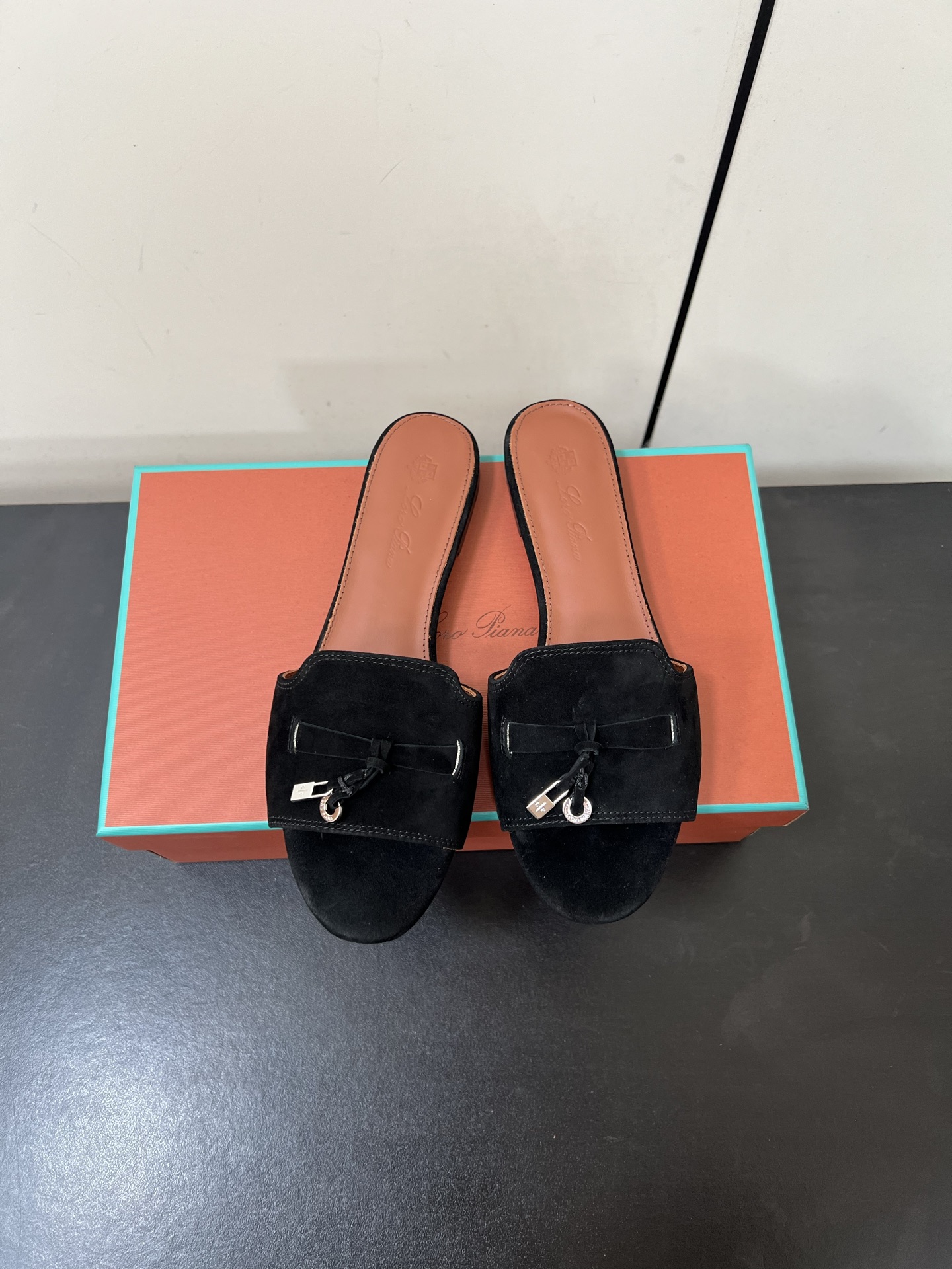 NO:392706,Flat-soled Loro Piana LP classic flat slippers Hardware pendant High-heeled sandals Lock Tassel suede thick heel slippers This suede sandals are paired with a band of Loro Piana My Charms pendant and decorated with the same color stitching. The appearance is exquisite and elegant, suitable for urban outfits and also suitable for creating casual holiday outfits. New colors are colorful in summer!  ——It is both casual and fashionable, and it can reveal quality and comfort without any intention!  The lock-up tassel sandals are captured by its charm and fall in love with it every minute!  Customized delicate sheep leather with inner foot padded leather (full of texture) Sole Italian leather outsole Heels high flat/5.5cm Size 35-39 (40.41.42 Customized without return or exchange), high heels slippers, loro piana, loro piana, high heels, slippers, cowhide, sheep, Leather soles19860909平底 Loro Piana 诺悠翩雅 LP 经典款平底拖鞋五金吊坠高跟凉拖鞋锁扣流苏绒面粗跟拖鞋 这款绒面革凉拖鞋搭配饰有Loro Piana My Charms吊饰的饰带,并饰以同色缝线.外观精美雅致,适合搭配都市着装,也适合打造休闲假日装束. 新色过彩色的夏天！ ——既休闲又时髦,又能毫不刻意地透露出品质与舒适！锁扣流苏凉拖鞋上脚就被它的魅力俘获,分分钟爱上！ 鞋面定制细腻羊猄皮 内里垫脚牛皮（质感满满） 鞋底意大利真皮大底 跟高平底/5.5cm 码数35-39（40.41.42定做不退换）,高跟鞋拖鞋,loro piana,loro piana,high heels,slippers,cowhide,sheep,Leather soles,Women's Shoes