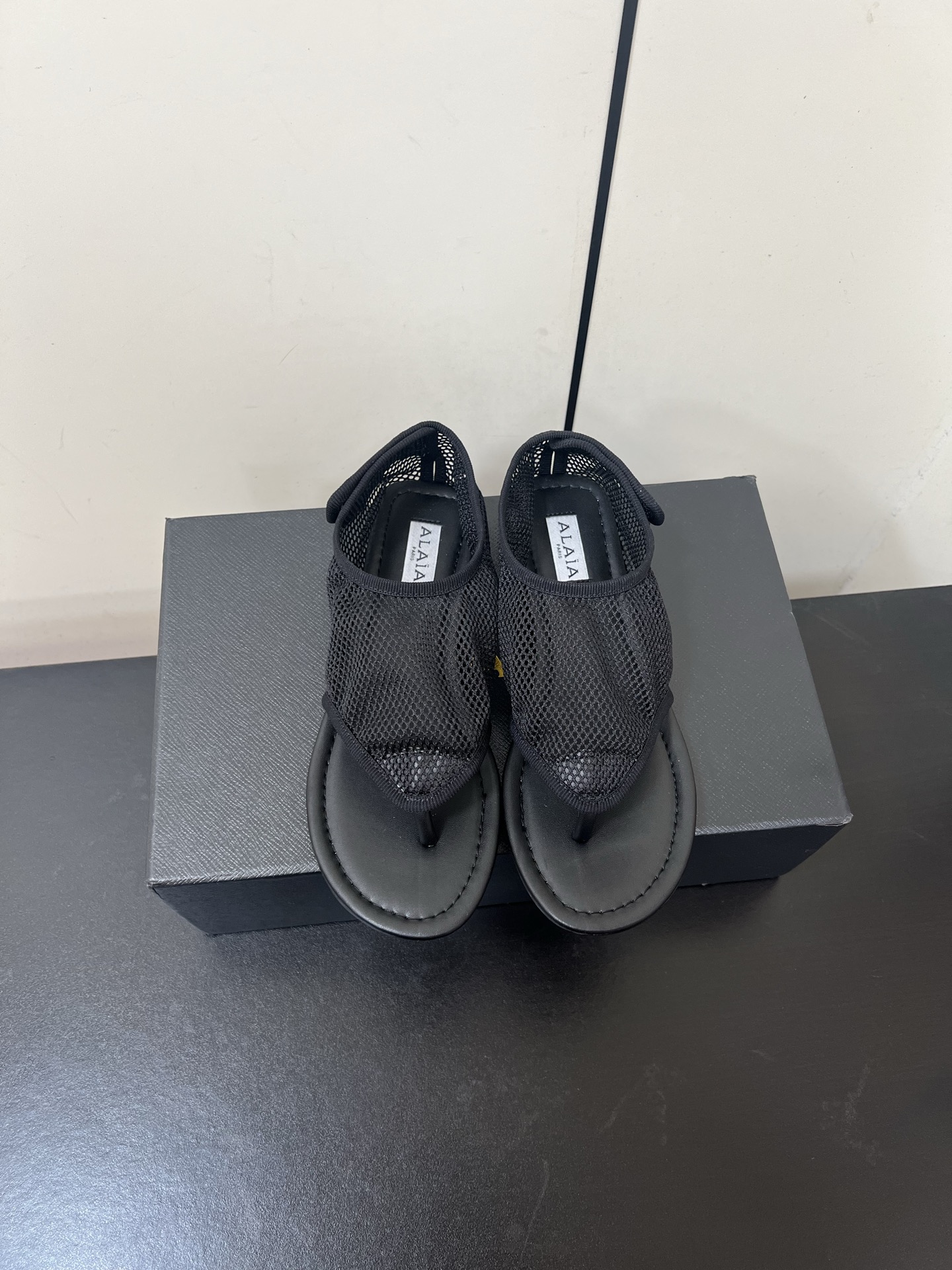 NO:385519,Alaia 25ss new spring and summer style, same style as stars, wearable, unimaginal oil, foot clip, fishnet shoes, light and breathable, summer relaxed aesthetic, breathable mesh, sun and moon, interwoven with a faint sense of translucent aesthetic, mesh design, full breathable, breathable, not stuffy, round head design releases toe space, can be worn with thin socks or barefoot, buckle design toes, don't worry about heeling when running, original custom mesh material, footbed water dyed sheepskin, original rubber outsole Size#35-42 (40 41 42 Custom made, no return or exchange), split-toed shoes, alaia, sheepskin19860909Alaia 25ss 春夏季新款 明星同款 穿搭万金油 夹脚 渔网鞋 轻盈透气 夏日松弛美学透气网面日月光倾泻 交织出若隐若现的透感美学 网面设计 呼吸感拉满 透气不闷热 圆头设计释放脚趾空间 搭配薄袜或光脚穿都可以 搭扣的设计加持跑步都不用担心掉跟问题 材质原版定制网纱 垫脚水染羊皮 大底原版橡胶大底 Size#35-42（40 41 42 订做不退换）,分趾鞋,alaia,sheepskin,Women's Shoes