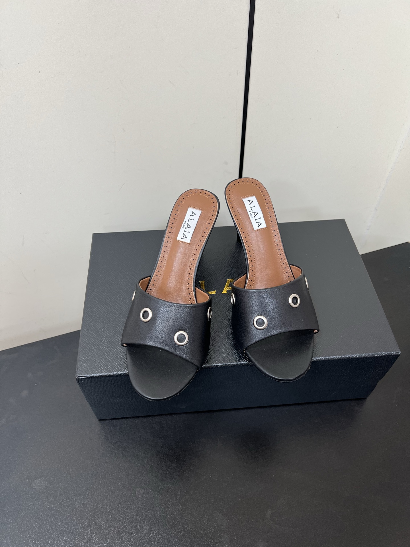 NO:385498,Alaia niche trendy brand 25ss spring and summer new style slim heel slippers Needless to say, this brand is one of the most popular brands in the past two years, and almost everyone in the bloggers have a pair!  The spring season is coming, so I recommend this casual and design-oriented slipper. I feel like this flip flop is about to be popular!  Whether it is paired with jeans, linen leg pants or skirts, it can be very eye-catching!  A pair must be purchased!  The upper is made of original imported patent leather, inner foot pad sheepskin/suede, sole imported from Italy, original color genuine leather outsole, heel height 6.5cm Size#35-41 (40 41 custom made without return), high heels, alaia, high heels, slippers, slippers, jeans, sheepskin, chamois leather, Leather soles19860909Alaia 阿莱雅 小众潮牌 25ss春夏新款 细跟拖鞋 这品牌这不用多说,是近两年最火之一的品牌,几乎博主人手一双！ 春天的季节就要到了,推荐这款随性又不乏设计感的拖鞋,这款人字拖鞋我感觉即将要爆火！ 无论是配牛仔裤,亚麻腿裤还是裙子都可以很亮眼！必须入手一双！ 鞋面采用原版进口漆皮 内里垫脚羊皮/麂皮 鞋底意大利进口原色真皮大底 跟高6.5cm Size#35-41（40 41订做不退换）,高跟鞋拖鞋,alaia,high heels,slippers,skirts,jeans,sheepskin,chamois leather,Leather soles,Women's Shoes