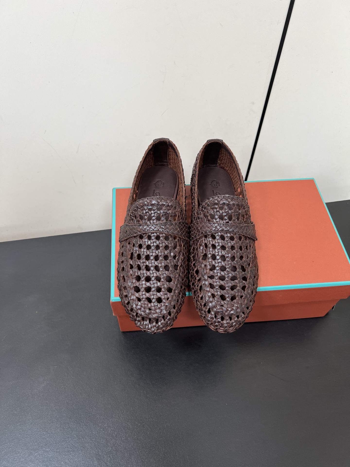 NO:385492,Loro Piana/New Product LP old-fashioned cowhide hollow woven loafers to fill the summer atmosphere. Breathable hole design breaks the dullness of the conventional upper. The cowhide weaving texture is delicate and unique. It has a lazy and relaxing feeling. It is an indispensable summer item in the fashionable shoe cabinet. The convenience of one foot is also added to the casual daily life. Imported cowhide woven upper imported cowhide imported cowhide imported leather sole 35-39 (40.41 fixed), single shoes, loro piano, loro piano, loafers, cowhide, Leather soles19860909Loro Piana/新品 LP老钱风牛皮镂空编织乐福鞋 将夏日氛围感拉满 透气孔洞设计 打破常规鞋面的沉闷 牛皮编织纹理细腻又别致 自带慵懒松弛感 是时髦精鞋柜里不可或缺的夏日单品 一脚蹬的便捷 更是为随性日常加分 鞋面进口牛皮编织 内里进口牛皮 进口真皮大底 35-39（40.41定）,单鞋,loro piana,loro piana,loafers,cowhide,Leather soles,Women's Shoes