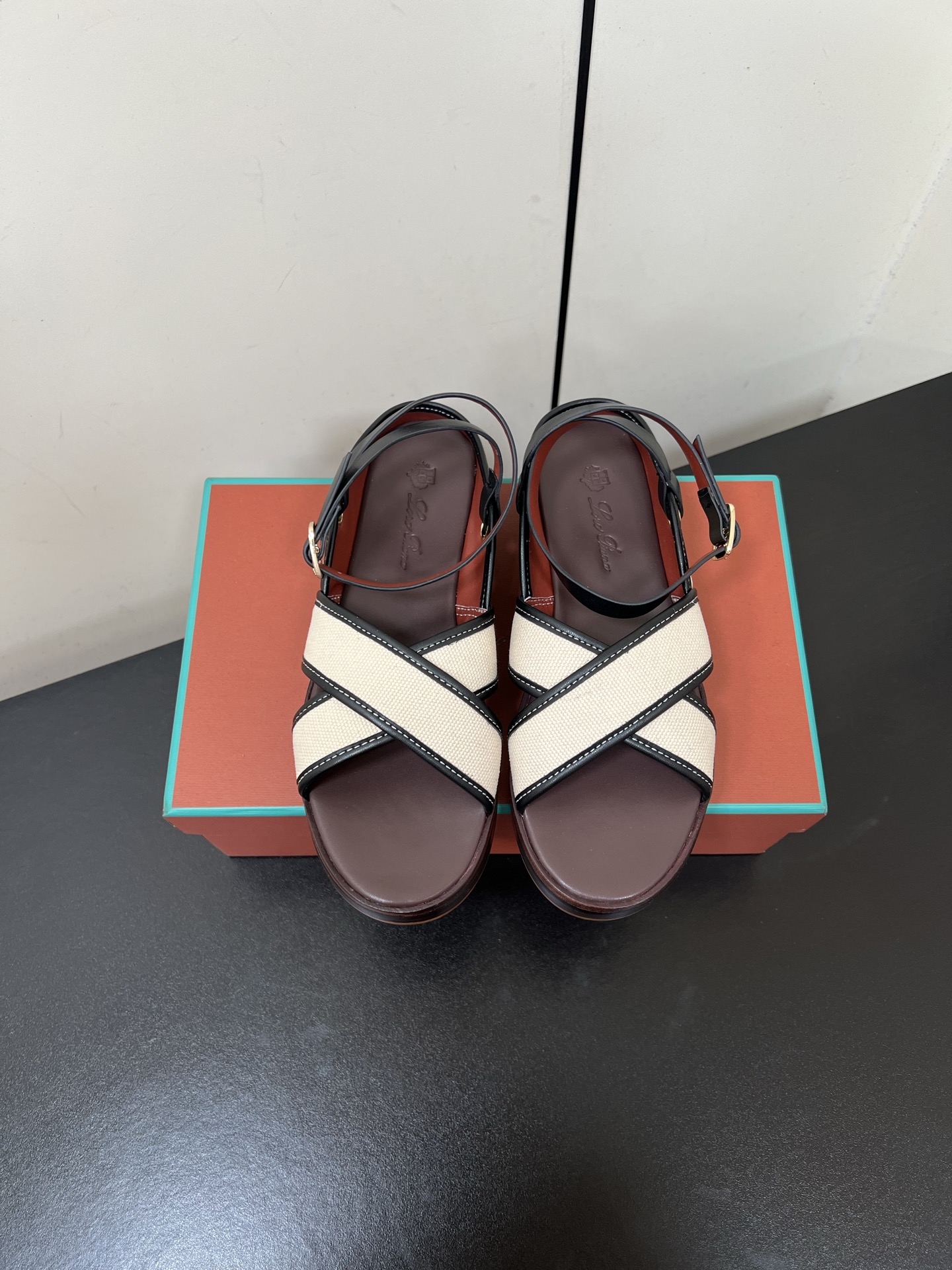 NO:385480,Loro Piana LP 55s spring and summer new cross-belt thick-soled sandals exposed heel strap design minimalist retro sandals Leo flat-toed sandals are ideal for daily summer outfits, showing elegance and comfort in the steps. Made of cotton and linen blended canvas fabric, decorated with contrasting leather details, cross-width trim design firmly fits the feet, and is easy to wear. The heel is straight and wide inlay and cleverly connects the ankle strap, paired with round and adjustable metal buckles. Upper cowhide/custom canvas inner foot pad sheepskin original open molded rubber outsole (with anti-slip texture) Size 35-39 (40.41 custom made without return), sandals, loro piga, loro piga, sandals, cowhide, sheepskin19860909Loro Piana 诺悠翩雅 LP 55s春夏新款交叉带厚底凉鞋露跟绕带设计极简风复古凉鞋 Leo平底露趾凉鞋是夏季日常穿搭的理想之选,步履之间尽显优雅与舒适.采用棉质和亚麻混纺的帆布面料制成,饰以撞色皮革细节,交叉宽饰带设计稳固贴合双脚,穿着轻松自如.后跟的挺阔嵌饰巧妙连接踝带,搭配圆润可调节金属扣. 鞋面牛皮/定制帆布 内里垫脚羊皮 鞋底原版开模橡胶大底（设有防滑纹理） 码数35-39（40.41定做不退换）,凉鞋,loro piana,loro piana,sandals,cowhide,sheepskin,Women's Shoes