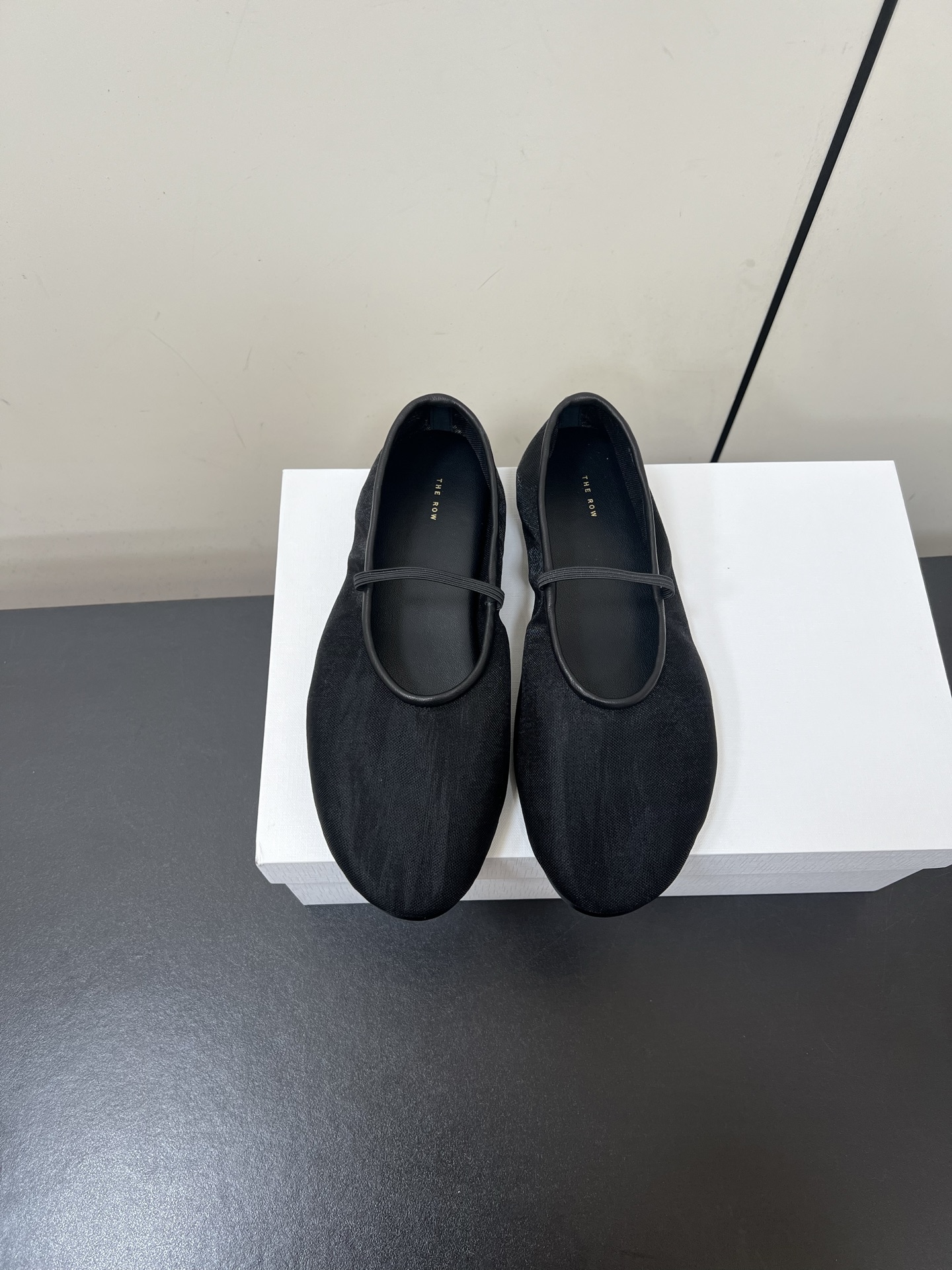 NO:387997,THE ROW /25ss Early Spring New Sock Mesh Ballet Shoes Mary Jane Flat Shoes I fell in love with this shoe at first sight. It looks good with a little retro flavor and a little free combination!  Major internet celebrity bloggers are wearing it. The whole shoe is very soft and easy to wear without scratching your feet. The simple and versatile style continues the usual minimalist style. The non-lined structure makes the shoe body extremely light and sticks to the skin. The whole pair of shoes seems simple but it is actually very difficult to make the process. It uses a full leather case bag production process, made by the master, super waste, it is comfortable, soft and skin-friendly to wear on the feet. You can't worry about the feeling of the feet. It is necessary to wear it without wearing it. If you don't wear it, you don't want to take it off. If you have high requirements for the feel of the feet, you can close your eyes and enter it!  Customized mesh on the upper, open molded injection molded sole, size 35-40 (40 custom made without return), ballet shoes, mary jane19860909THE ROW /25ss早春新款Sock网纱芭蕾舞鞋玛丽珍平底单鞋 第一眼看到这个鞋子就爱上了,带点复古味随意搭配都好看！各大网红博主都在穿它,整个鞋子非常柔软,好穿不磨脚.简约百搭款~ 延续了一贯极简风格,无内衬结构使得鞋身极其轻便贴肤,整双鞋子看似简单其实工艺很难,采用全皮套包制作工艺,老师傅制作,超级废料,上脚裸穿舒适柔软亲肤,脚感方面完全不可担心,好穿是必须的,穿若无穿的上脚体验,穿上就不想脱的款,对脚感要求高的闭眼入它！ 鞋面定制网纱 鞋底开模注塑大底 码数35-40（40定做不退换）,芭蕾舞鞋,mary jane,Women's Shoes