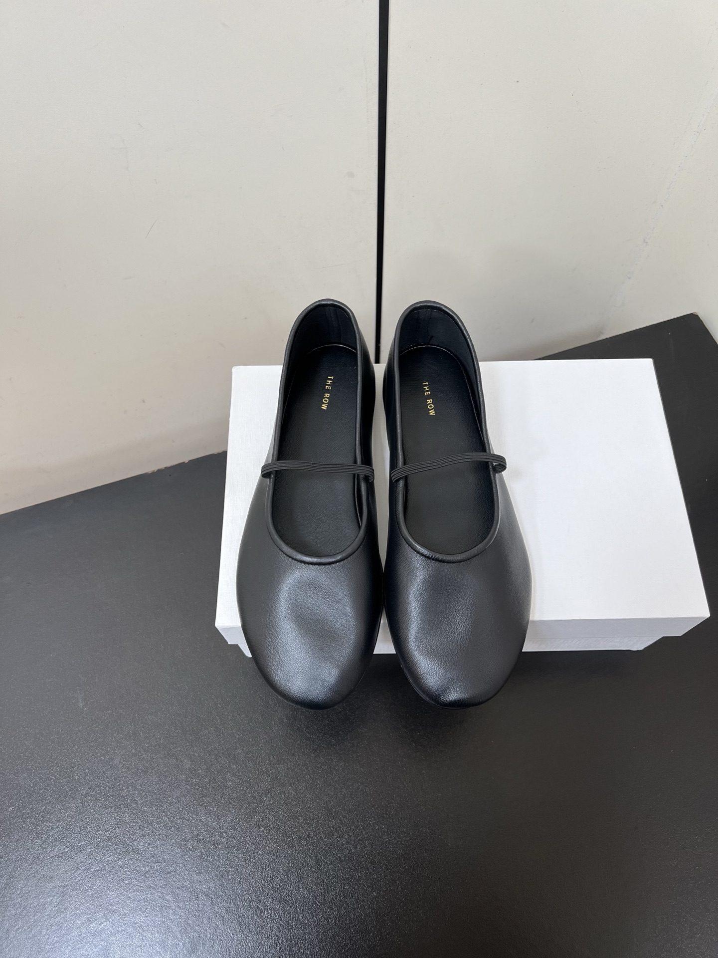 NO:388058,The row Retro minimalist Mary Jane shoes!  It is said that this is the most beautiful Mary Jane Grandma shoes of this year. They are elegant and elegant, high-end and fashionable, salty or sweet, literary and elegant!  Wearable items in all seasons, buckle design, easy to wear and look good, Fengmo’s global classic works, soft and delicate sheepskin fabric makes this Mary Jane immediately unique and very textured. Imported high-quality sheepskin fabric with inner foot pad soft sheepskin Big sole: Injection molded leather big sole Size: #35-40 (40 custom made without return or exchange), Mary Jane, mary jane, sheepskin, Leather soles19860909the row 复古简约玛丽珍鞋！ 据说这是本年度最美丽的玛丽珍奶奶鞋,法式优雅气质在线、高级又时髦,可盐可甜,文艺又气质！ 四季可穿的单品,挂扣设计,好穿又好看,风魔全球经典著作,柔软细腻羊皮面料让这款玛丽珍立马变得与众不同,非常的有质感. 面料进口优质羊皮 内里垫脚柔软羊皮 大底: 注塑真皮大底 Size:#35-40(40定做不退换）,玛丽珍,mary jane,sheepskin,Leather soles,Women's Shoes