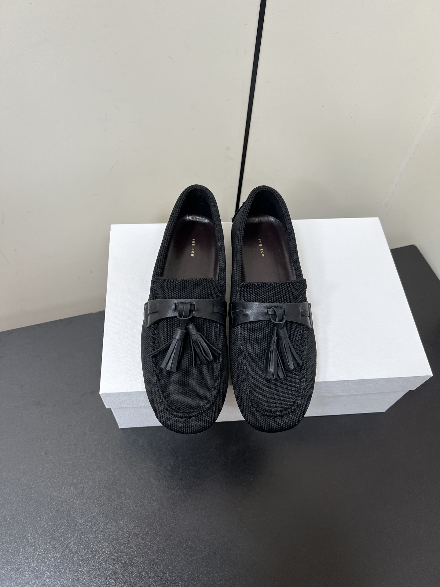 NO:388053,The Row's new one-legged pedal cover tassel loafers. I fell in love with this shoe at first sight. It looks good with a little retro flavor and it is easy to match!  All major internet celebrity bloggers are wearing it. The whole shoe is very soft and easy to wear without scratching your feet. Simple and versatile style~ You can use heels as slippers for one shoe and kill two birds with one stone. Continuing the usual minimalist style, the non-lined structure makes the shoe body extremely light and sticking to the skin. The whole pair of shoes seems simple, but the process is difficult. It uses a full leather case pack production process, made by the master, super waste, the foot is comfortable and soft and skin-friendly, and you can't worry about the feeling of the feet. It is necessary to wear it. If you don't wear it, you don't want to take it off. If you have high requirements for foot feeling, you can close your eyes and enter it. Size35-40 (40 custom made without return or exchange), loafers, loafers, slippers19860909The Row新款一脚蹬套包流苏乐福鞋 第一眼看到这个鞋子就爱上了,带点复古味随意搭配都好看！各大网红博主都在穿它,整个鞋子非常柔软,好穿不磨脚.简约百搭款~ 可以踩跟当拖鞋一鞋两用一举两得 延续了一贯极简风格,无内衬结构使得鞋身极其轻便贴肤,整双鞋子看似简单其实工艺很难,采用全皮套包制作工艺,老师傅制作,超级废料,上脚裸穿舒适柔软亲肤,脚感方面完全不可担心,好穿是必须的,穿若无穿的上脚体验,穿上就不想脱的款,对脚感要求高的闭眼入它 size35-40（40定做不退不换）,乐福鞋,loafers,slippers,Women's Shoes