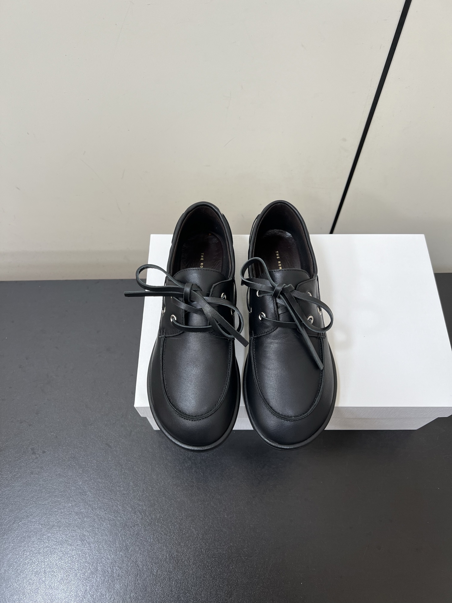 NO:388047,The row niche trendy brand 25ss spring and summer new round toe lace-up loafers single shoes are super versatile, it is simply a master key in the closet, you can easily hold any style of clothes. The design of this pair of shoes is really super awesome, especially light, and it won't look bulky when worn on the feet. Its lines are round and smooth, just like the outline carefully outlined by the artist. Just by looking quietly, you can feel the elegance and beauty emitted from the inside out. It has a little or no orthodox atmosphere, but it does not lose its fashion and vitality. The upper is made of original imported high mercerized cowhirl/calf leather, inner foot pad sheepskin original imported rubber sole size 35-39 (40 custom made without return or exchange), loafers, cowhide, sheepskin19860909The row 小众潮牌 25ss春夏新款 圆头系带 乐福鞋 单鞋 超级百搭,简直是衣橱里的万能钥匙,什么风格的衣服都能轻松Hold住. 这双鞋子的设计真的超级棒,特别轻盈感,穿在脚上丝毫不会显得笨重. 它的线条圆滑流畅,就像是艺术家精心勾勒的轮廓,单是静静地看着,就已经能感受到那份由内而外散发出的优雅与美感. 它带着一点点正统的气息,却又不失时尚与活力. 鞋面采用原版进口高丝光牛皮/小牛皮 内里垫脚羊皮 鞋底原版进口橡胶大底 码数35-39（40 定做不退换）,乐福鞋,loafers,cowhide,sheepskin,Women's Shoes