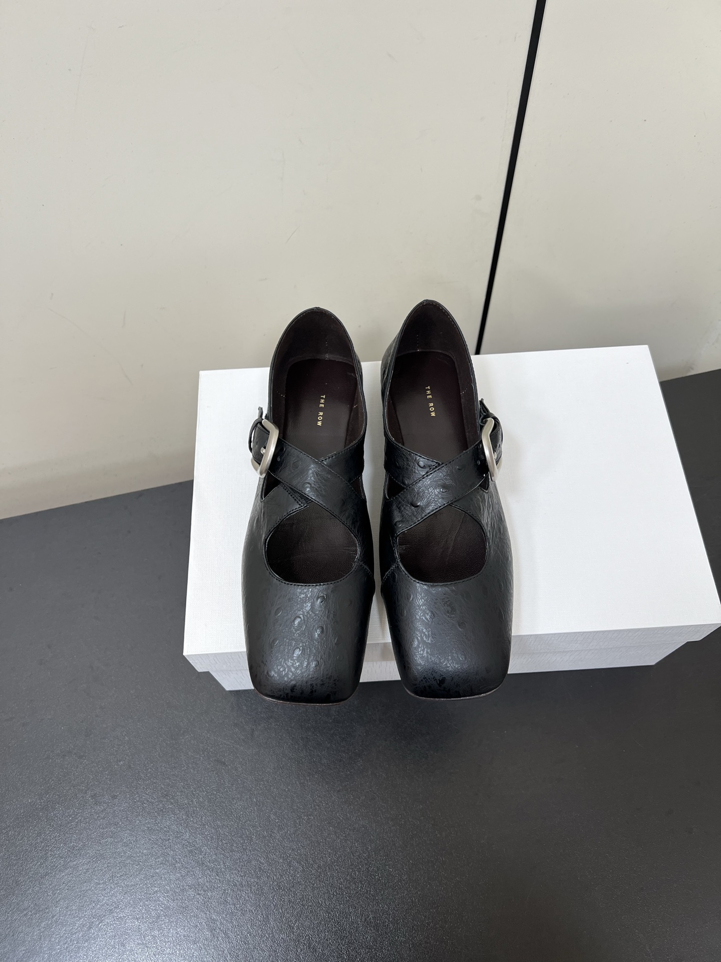 NO:388041,THE ROW 25s spring and summer new TR minimalist ostrich pattern small square toe Marie Zhen flat shoes cross-belt single shoes square toe design, that is really irresistible. It is clean and neat, with a fully open aura, not only perfectly modify the foot shape, but also has a retro and elegant charm, which makes people fall in love with it at a glance. Coco Lovely Minimalist style Textured leather delicate and high-end round shoe shape One-step design casual and comfortable upper ostrich pattern cowhide inner foot pad sheepskin sole Italian leather outsole size 35-39 (40.41 custom made without return or exchange), single shoes, mary jane, flats, cowhide, sheepskin, Leather soles19860909THE ROW 25s春夏新款 TR极简鸵鸟纹小方头玛丽珍平底鞋交叉带单鞋 方头设计,那真的是让人无法抗拒.它干净利落,气场全开,不仅能完美修饰脚型,还自带一种复古优雅的韵味,让人一眼就爱上. 可可爱爱 极简风 质感皮革细腻高级 圆润鞋型 一脚蹬设计 随性又自在 鞋面鸵鸟纹牛皮 内里垫脚羊皮 鞋底意大利真皮大底 码数35-39（40.41定做不退换）,单鞋,mary jane,flats,cowhide,sheepskin,Leather soles,Women's Shoes