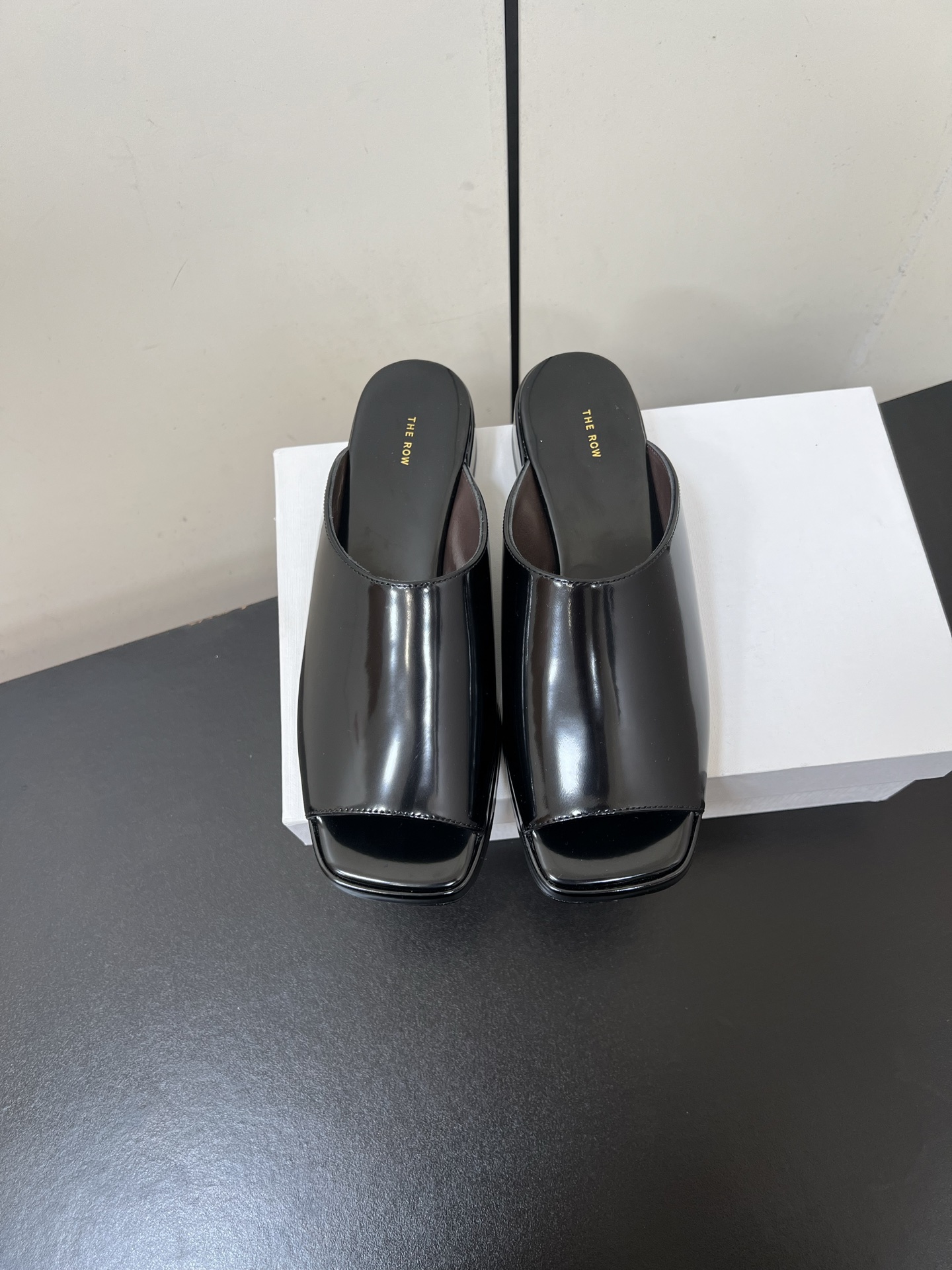 NO:388035,therow 2025 | New product square-headed fish mouth drag, I am chasing and want to get the fish mouth slippers are like this. 5.5cm/2.5cm tall and hot girl style. Butter leather upper + sheepskin foot pad feel max. Matte quiet black and versatile. Not picky. Fashionable and high-end streamlined design. Walking and shopping. Commuting. You can wear it at home and you can make a photo. You can also take pictures. The gospel for small people and lazy sisters. size35-41 (40.41 custom-made, no return or exchange), slippers, slippers, sheepskin19860909therow 2025 ｜新品方头鱼嘴拖 被追着要得鱼嘴拖鞋长这样 5.5cm/2.5cm增高的辣妹款 牛油皮的鞋面+羊皮垫脚脚感max 哑光静谧黑百搭不挑人 时尚又高级流线型设计走路很舒适逛街 通勤 居家都可以穿而且增高显瘦拍照也出片小个子和懒人姐妹的福音 size35-41（40.41定制不退换）,拖鞋,slippers,sheepskin,Women's Shoes