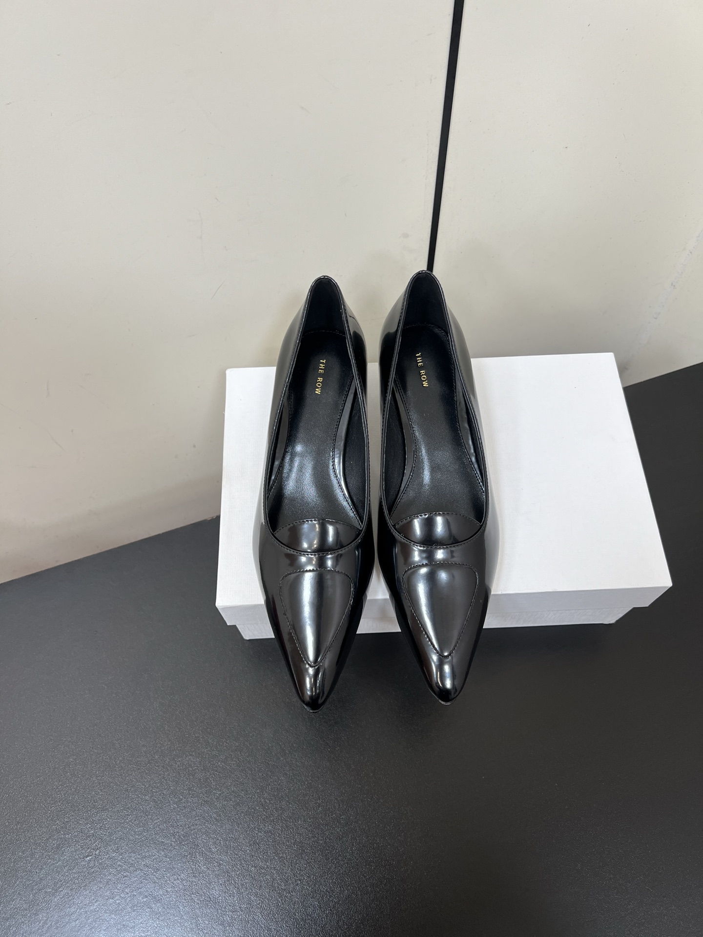 NO:388019,The row25 spring and summer French retro simple style pointed grandma cat heel shoes!  Retro temperament queen The whole shoe shape is simple and elegant, very clean and neat and easy to match!  You can also easily control your daily outfits, dates, etc.!  It makes your feet look thinner and your legs look longer visually!  Anyone who sees this texture will shout YYDS! It exudes a sense of nobility from the inside to the outside~the luster is full!  And it's comfortable and durable!  It is light and comfortable to wear, and you don’t feel tired when walking!  You can hold every day of commuting, shopping, etc.!  The upper is made of imported open-edged beaded cowhide, inner foot padded sheepskin imported from Italy, injection molded leather outsole, heel height: 3.5cm, size: 35-40 (40 custom made without return and exchange) with original packaging, single shoes, cowhide, sheepskin, Leather soles19860909The row25春夏法式复古简易风尖头奶奶猫跟单鞋 ！ 复古气质女王 整个鞋型简约大气,很干净利落又好搭配！日常穿搭、约会聚会等也能轻松驾驭！ 穿上很显脚瘦,又在视觉上拉腿长！这质感,任谁看了都高呼YYDS!由内到外散发着贵气感~光泽感拉满！而且舒适又耐穿！穿着轻便舒服,走路完全不累脚！日常通勤、逛街等统统都能hold得住！ 鞋面采用进口开边珠牛皮 内里垫脚羊皮 意大利进口注塑真皮大底 跟高:3.5cm 码数:35-40（40定做不退换） 配原版包装,单鞋,cowhide,sheepskin,Leather soles,Women's Shoes