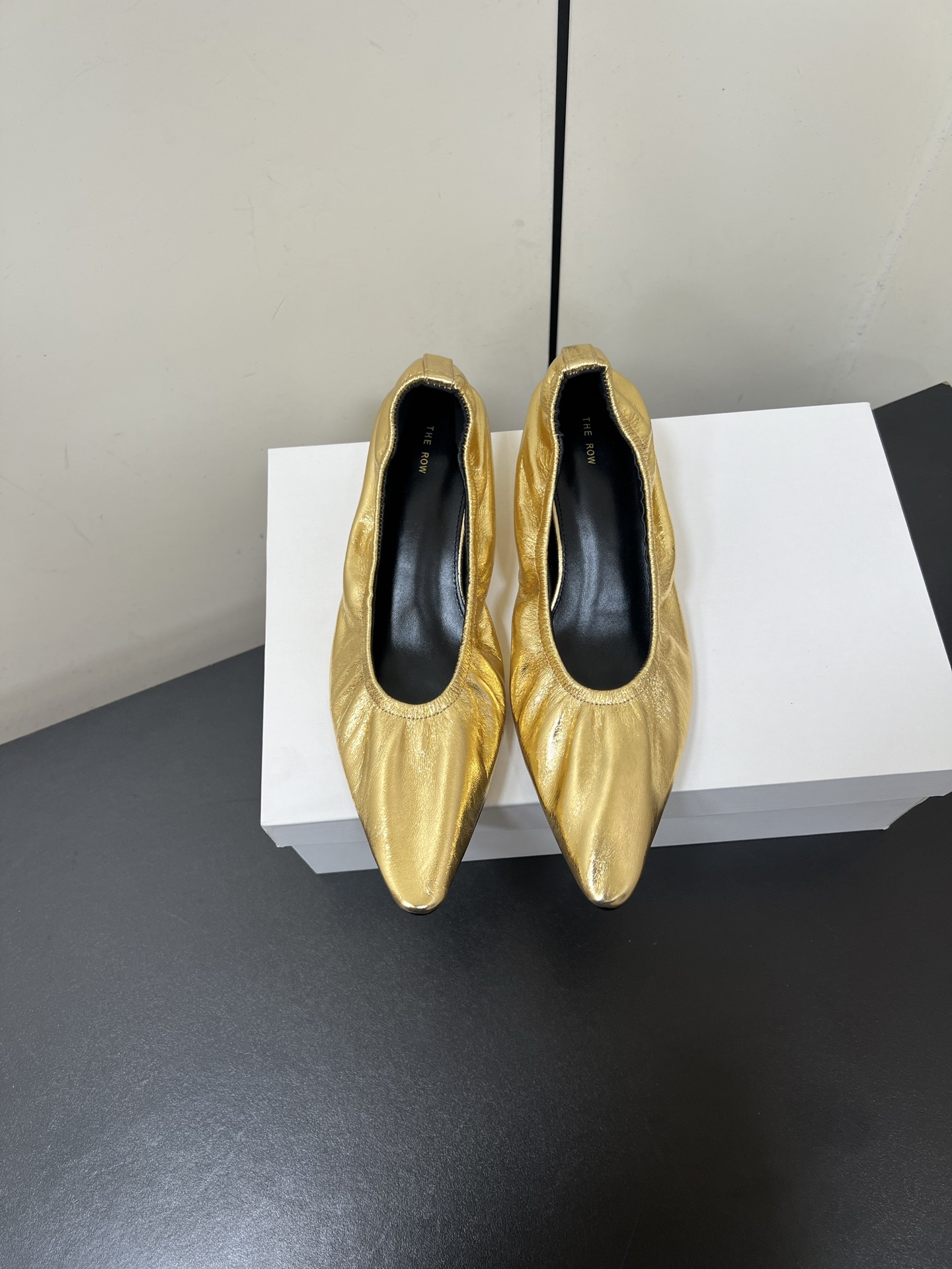 NO:388028,The Row2025 spring and summer new simple cat heel pointed-toe shoes. This minimalist style high-heeled sandal is made of high-quality leather, simple and elegant, long skirt companion, salty or sweet!  With excellent leather texture and last craftsmanship, can you experience the kind of human nature carefully considered when you wear it?  A particularly comfortable and simple shoe with a natural versatile attribute, casually worn, showing off its beauty!  The upper is made of super soft sheepskin, the inner footbed is high-quality sheepskin imported from Italy, the original color genuine leather outsole, heel height: 6.5cm/3.5cm Size: 35-40 (40 custom made without return and exchange) With original packaging, single shoes, sandals, skirts, sheepskin, Leather soles19860909The Row2025春夏新款简易猫跟尖头单鞋 这款极简风格高跟凉鞋甄选优质皮革制成,简洁优雅、长裙伴侣、可盐可甜！ 出色的皮料质感和楦型工艺 ,穿上脚就能体会到那种经过用心考量的人性？化设计 ,尤为舒适且简约的一款鞋子 ,自然带有百搭的属性, 随意穿搭 ,自显美感！ 鞋面采用超软羊皮 内里垫脚优质羊皮 意大利进口原色真皮大底 跟高:6.5cm/3.5cm 码数:35-40（40定做不退换） 配原版包装,单鞋,sandals,skirts,sheepskin,Leather soles,Women's Shoes