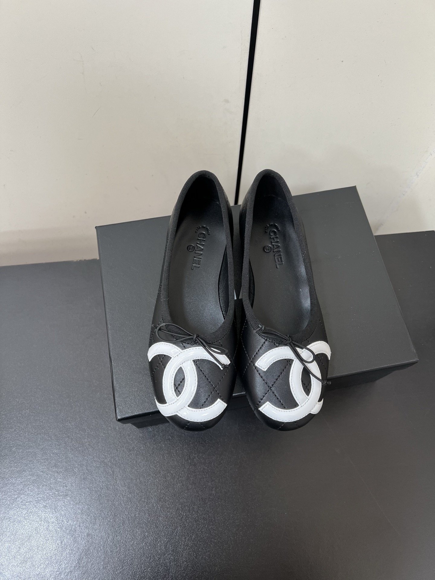 NO:402934,Chanel 25P new bow ballet doll shoes, Xiaoxiang original 1:1 replica, classic among classics, whether paired with pants or skirts, the small round head design is very good to modify the foot shape, a must-have for little fairies!  The upper is made of imported sheepskin, the inner top mixed-bred sheepskin, original mold opening sole, size 35-39 (customized by 40/41), ballet shoes, chanel, chanel, skirts, sheepskin19860909Chanel香奈儿25P新品蝴蝶结芭蕾舞娃娃鞋 小香原版1:1复刻 经典中的经典 无论搭配裤装还是裙装都是完美 小圆头的设计很好的修饰脚型 ,小仙女们必备！ 鞋面采用进口羊皮 内里顶级混种羊皮 原版开模大底 码数 35-39（40/41定制）,芭蕾舞鞋,chanel,chanel,skirts,sheepskin,Women's Shoes