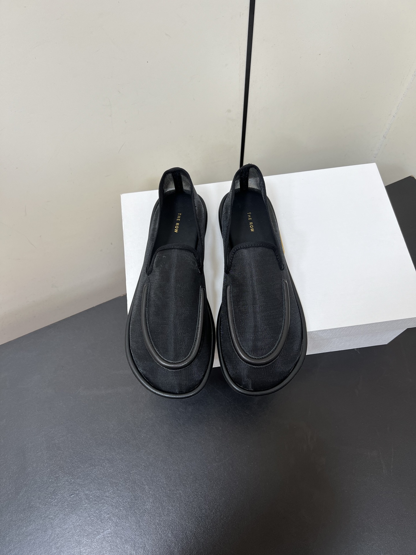 NO:402930,The Row mesh simple shoes, with a fairy-like hazy beauty, high-end and decent, can also go out beautifully in summer, with slippers, and the glittering embellishments add a gorgeous and romantic feeling, which is easily attracted at a glance. The match is also quite extensive. Daily or party activities can show elegant charm and temperament. Upper material imported mesh, imported sheepskin, rubber outsole, size 35-39 (40.41 custom made without return), single shoes, slippers, sheepskin19860909The Row 网纱简约单鞋 自带仙气朦胧美,高级又不失体面,夏天穿个拖鞋也能美美的出街 闪闪惹人爱的点缀更增添了份华丽浪漫感很容易一眼就被吸引 搭配场合也挺广泛的日常或者派对活动都能展现优雅的魅力气质 鞋面材质进口网纱 内里进口羊皮 橡胶大底 码数35-39(40.41定做不退换),单鞋,slippers,sheepskin,Women's Shoes