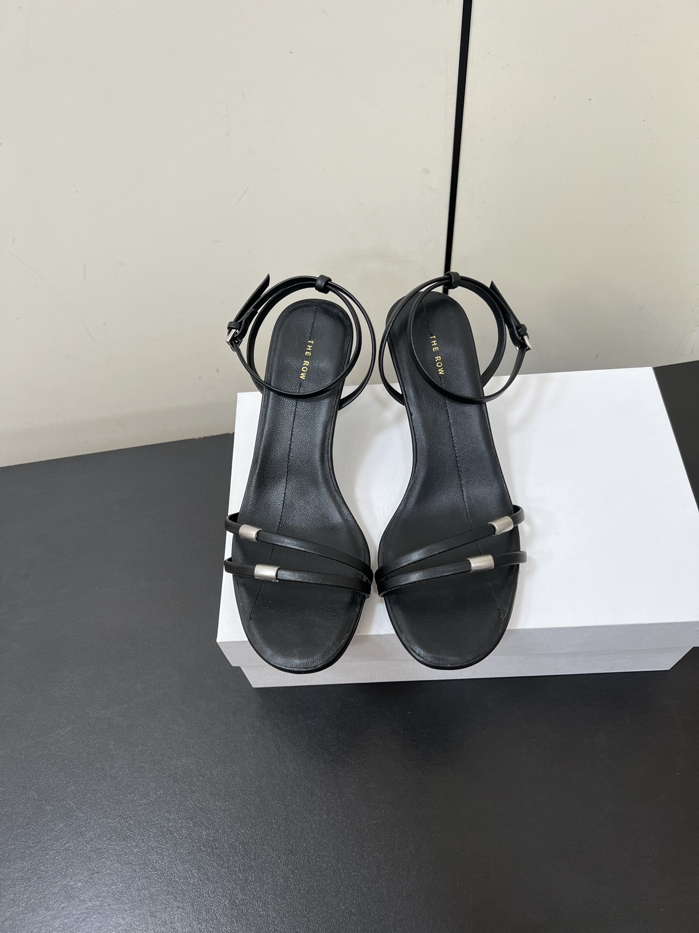 NO:402927,TheRow 25 new simple open-toe strap sandals are so simple and fashionable!  There is no unnecessary design. It has a high-end and simple feeling, in fact, in addition to being good-looking, its comfort is really easy to wear so much that it is hard to take off!  Paired with jeans, suit pants, skirts are not inconsistent. The upper is made of original imported cowhide, footbed sheepskin, sole Italian leather outsole. Heel height 6.5cm Size35-40 (40 custom made without return and exchange), high heels, sandals, high heels, skirts, jeans, business suit, cowhide, sheepskin, Leather soles19860909TheRow 25新款简约露趾一字带凉鞋 太简约时髦啦！没有一丢丢多余的设计 有一丢高级又简约的感觉其实除了好看以外它的舒适度真的是好穿到舍不得脱下来啦！ 搭配牛仔裤 西装裤 半身裙都毫无违和感 鞋面采用原版进口牛皮 ,垫脚羊皮,鞋底意大利真皮大底 跟高6.5cm Size35-40（40定制不退换）,高跟鞋凉鞋,sandals,high heels,skirts,jeans,business suit,cowhide,sheepskin,Leather soles,Women's Shoes