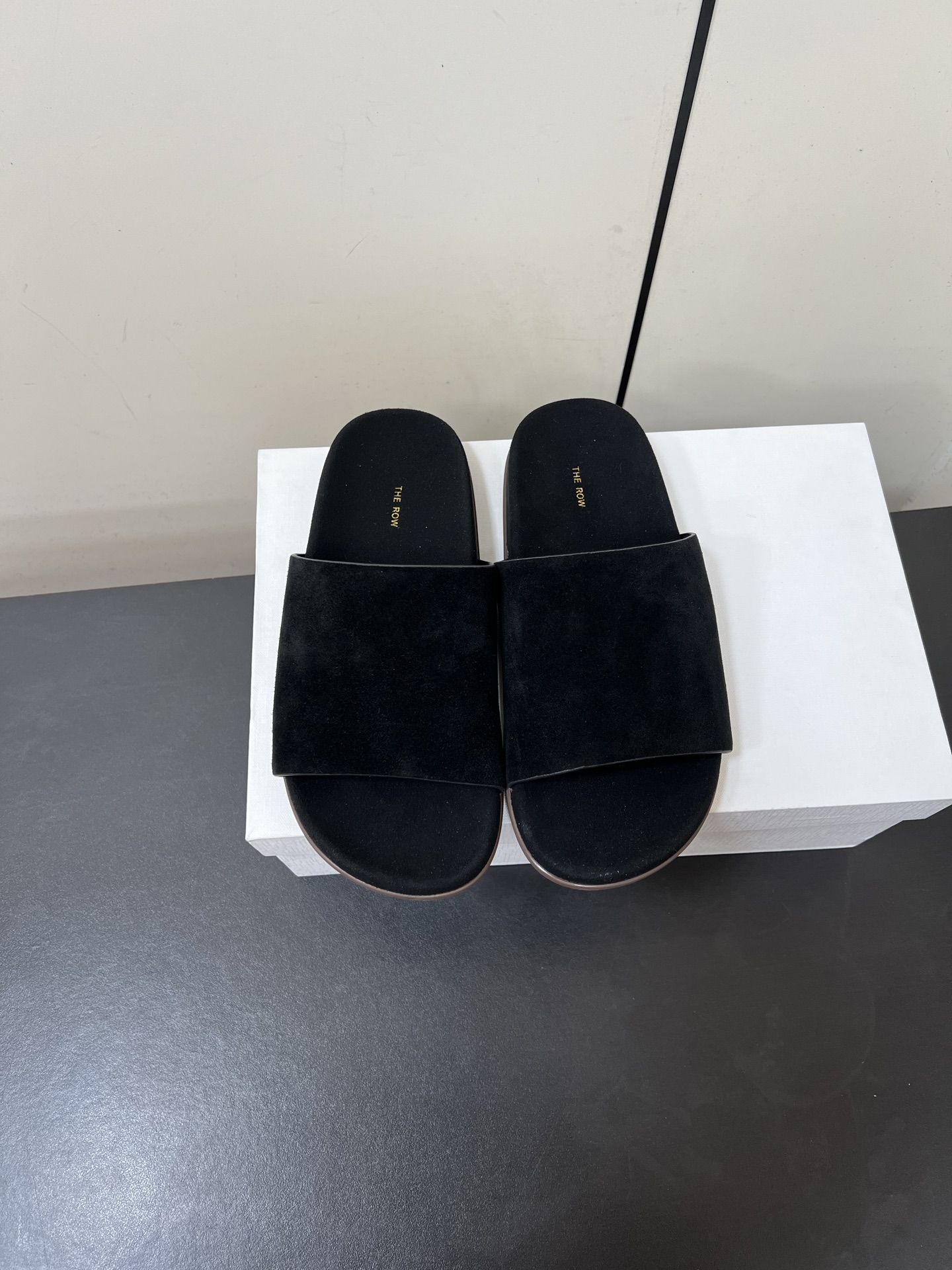 NO:402920,therow 2025 | New minimalist suede slippers, popular suede slippers are here to register! Lazy temperament, simple and comfortable, comfortable slippers with comfortable feet, any color is very high-end. Sheep suede imported from Italy is very soft and delicate, full of merceration. Design and high instep. Sisters with wide feet and fat feet can also wear it. Size35-40 (40 customization, no return or exchange), slippers, slippers, chamois leather19860909therow 2025 ｜ 新品极简麂皮绒拖鞋 爆款麂皮绒拖鞋集合报到啦! 慵懒气质简约舒服 脚感敲舒服的拖鞋 随便哪个颜色都很高级 意大利进口的绵羊麂皮 非常柔软细腻 丝光感十足 设计加高脚背 脚宽脚胖的姐妹也能穿 size35-40（40定制不退换）,拖鞋,slippers,chamois leather,Women's Shoes