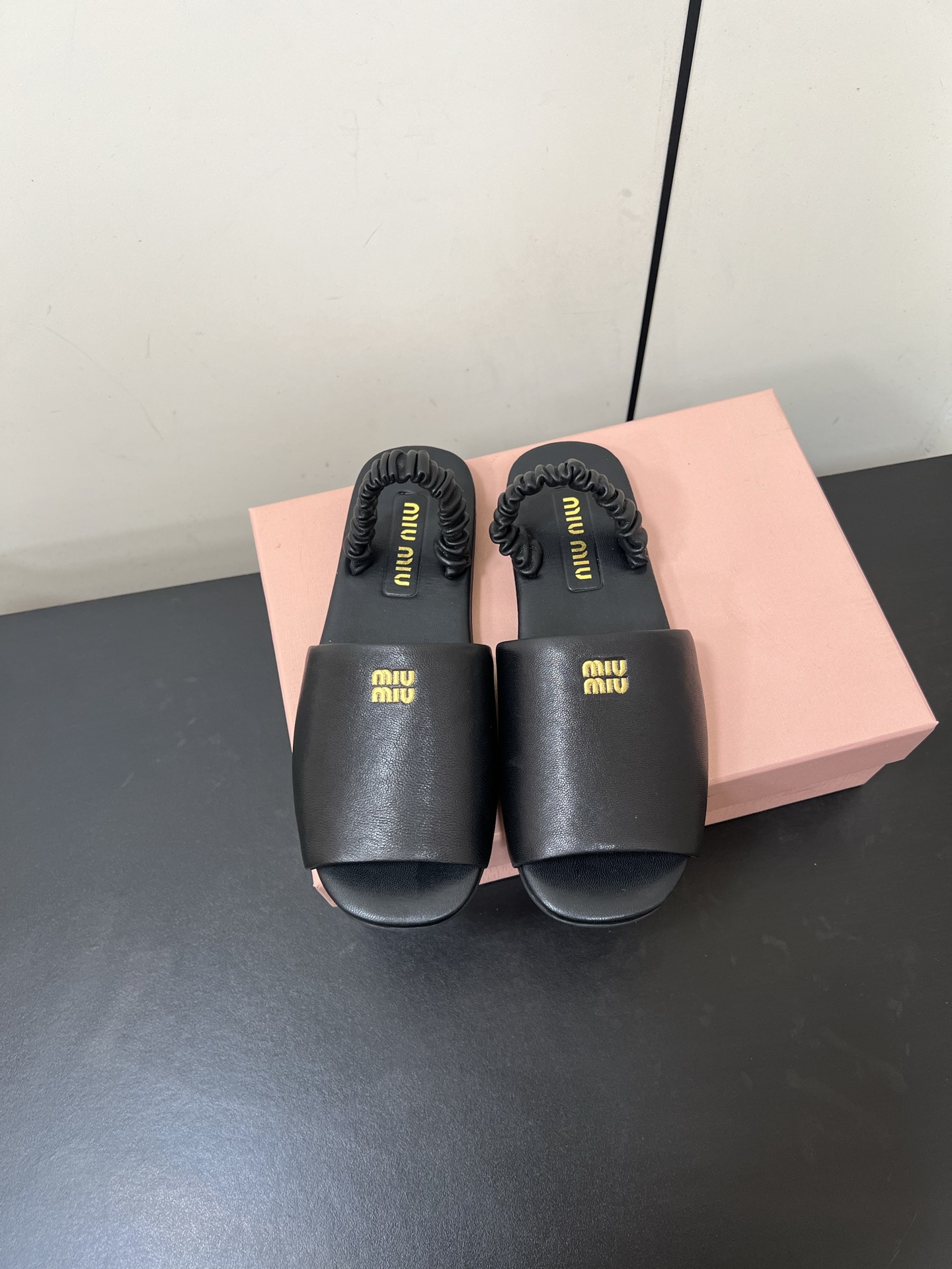 NO:402924,Miumiu25 new product fish mouth two-wear sandals flat sandals. Simple, high-end synonyms. The iconic brand logo is low-key and eye-catching. Easy to adapt to various summer atmospheres. One-step design. Easy and fashionable. It is a must-have item to unlock the lazy and exquisite feeling. The upper is imported sheepskin, imported sheepskin inside, and ZP replica outsole. Size35-36-37-38-39 (40 fixed return and exchange), slippers, miumiu, sandals, slippers, sheepskin19860909Miumiu25新品鱼嘴两穿凉鞋平底凉鞋 简约即高级的代名词标志性品牌徽标低调又亮眼 轻松适配各种夏日氛围 一脚蹬设计 随性时髦 是解锁慵懒精致感的必备单品 鞋面采用进口羊皮,内里进口羊皮,ZP复刻大底 Size35-36-37-38-39（40定不退换）,拖鞋,miumiu,sandals,slippers,sheepskin,Women's Shoes
