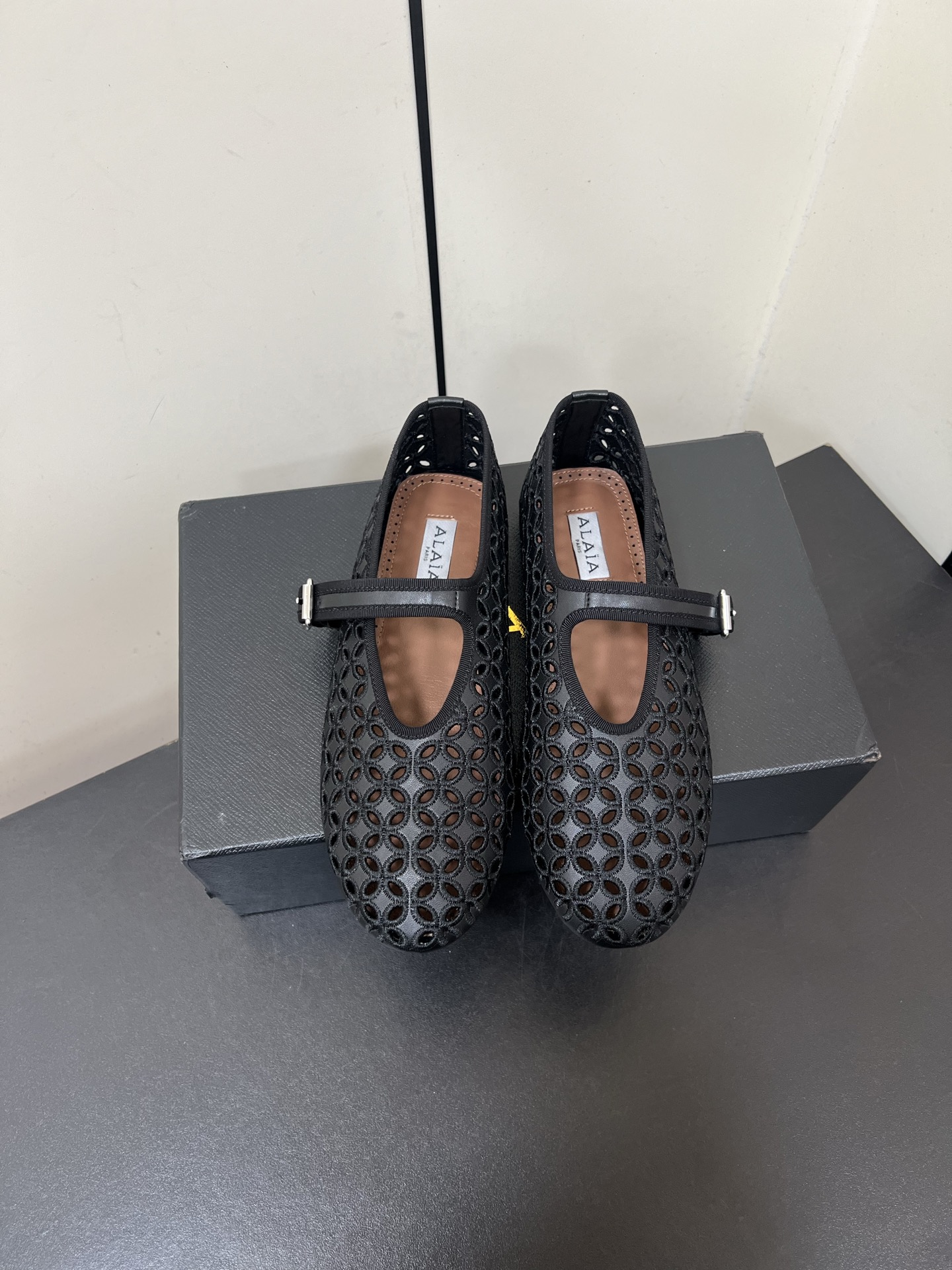 NO:408702,45Fw new ALAIA French ballet single shoe hollow embroidery retro buckle Mary Jane flat shoes. The ballet flat shoes that were originally soft and romantic are made of cowhide electric embroidered upper. The traditional ballet style has more possibilities for display and can be combined with contemporary fashion. The ballet elements with full femininity are more than one style. They are both rigid and soft, both elegant and powerful, which is the best way to open the ballet shoes. Cowhide upper cowhide inner sheepskin inner sole original molded rubber sole size 35-39 (40, 41, 42 custom-made non-return and exchange), ballet shoes, alaia, mary jane, flats, cowhide, sheepskin1986090945Fw新款ALAIA阿莱亚法式芭蕾舞单鞋镂空刺绣花复古扣玛丽珍平底鞋 原本更具有柔美浪漫气息的芭蕾平底鞋采用牛皮电绣鞋面,传统的芭蕾风格具有了更多施展的可能性,也更能与当代时尚结合. 女性气质十足的芭蕾元素可不只一种风格,刚柔并济,既优雅又有力量,才是芭蕾舞鞋最好的打开方式. 鞋面牛皮刺绣 内里羊皮内里 鞋底原版开模橡胶鞋底 码数35-39（40,41,42定制不退换）,芭蕾舞鞋,alaia,mary jane,flats,cowhide,sheepskin,Women's Shoes