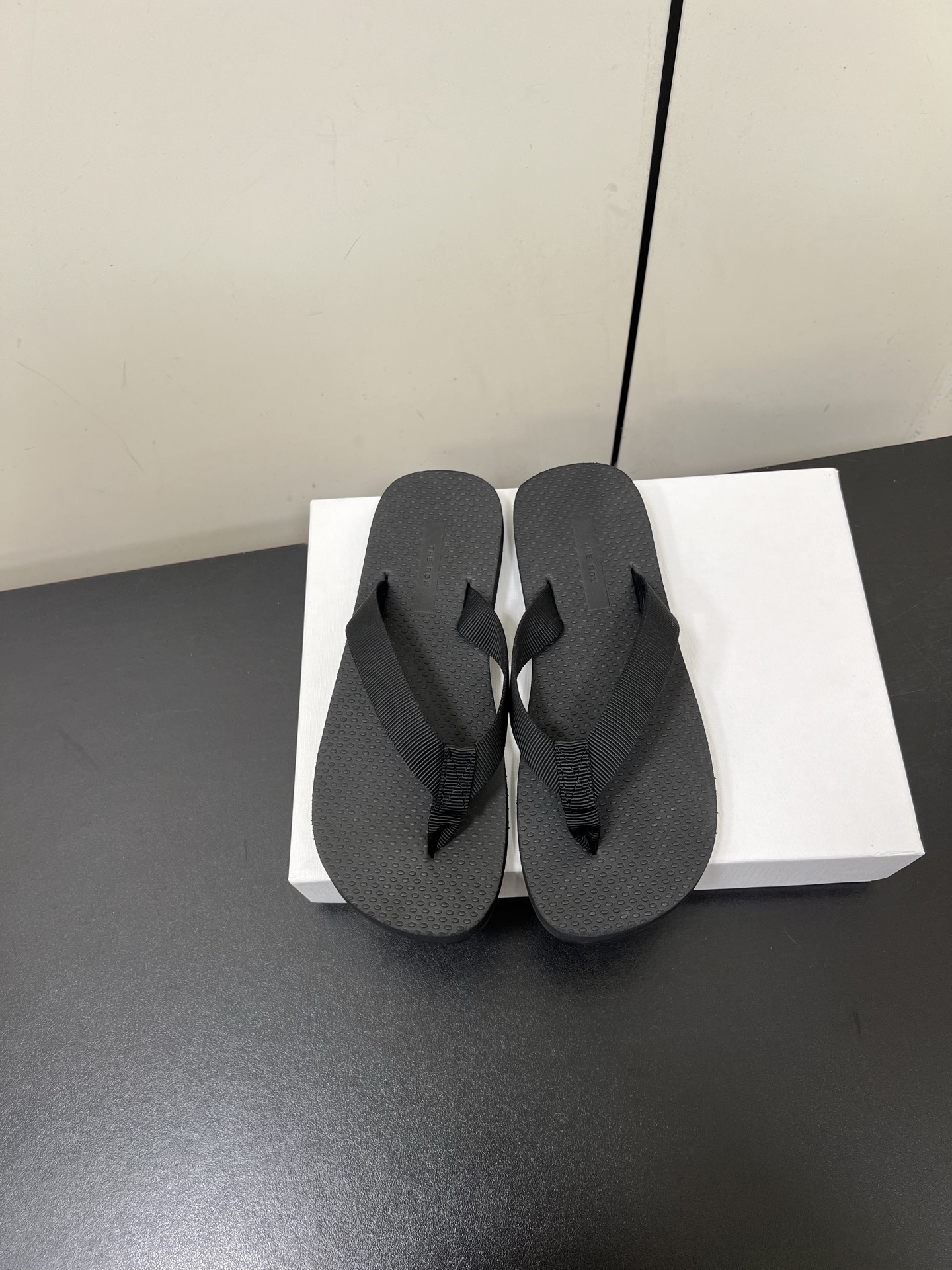 NO:402942,The Row niche trendy brand 25ss spring and summer new couple style flip-flops show a comfortable and comfortable simple outfit! The new Dune flip-flops, the clips are made of grosgrain cotton, and are equipped with textured footbeds and lightweight rubber soles. Through the reinterpretation of the style, the new color scheme is used to inject new vitality into the brand Size35-40 (40 customized, non-return and exchange), split-toe shoes19860909The Row 小众潮牌 25ss春夏新款 情侣款 人字拖 展示了舒适自在的简约感穿搭! 新款 Dune人字拖,夹脚采用罗缎棉质制成,并配有纹理感鞋床和轻质橡胶鞋底. 通过对式的重新诠释,采用新配色为品牌注入新活力 Size35-40（40订做不退换）,分趾鞋,Women's Shoes