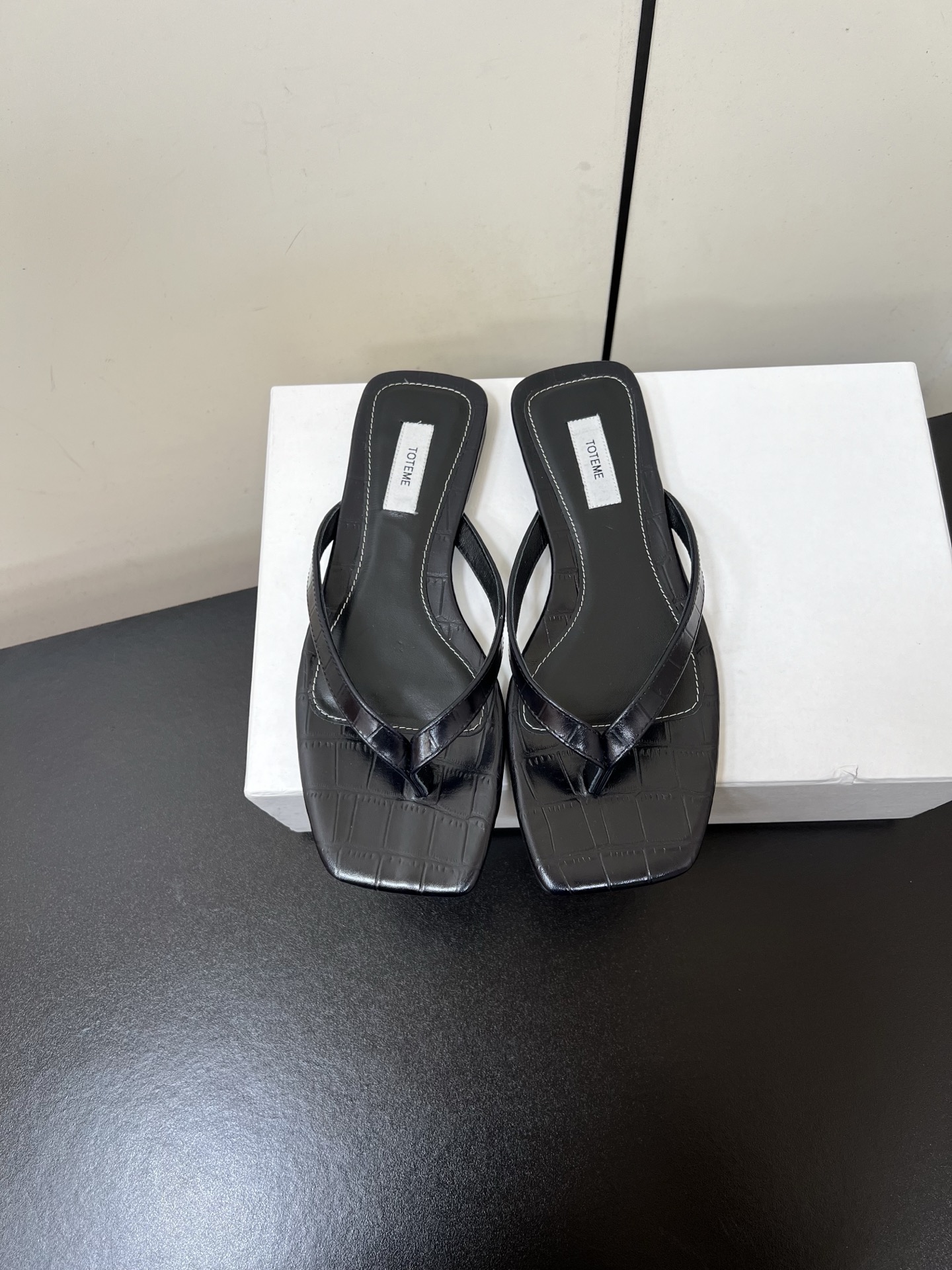 NO:408709,toteme 2025｜ New product crocodile pattern square head foot stroke Minimalist old Qianfeng crocodile pattern home foot stroke It is so beautiful French flat-toed flip flops casual and comfortable, easy to deal with in summer and versatile, down-to-earth and high-end. You can wear flip flops for a summer. Don’t miss out on those who like minimalist outfits. Full of high-end size35-41 (40.41 custom-made, no return or exchange), split-toe shoes19860909toteme 2025 ｜ 新品鳄鱼纹方头夹脚拖 极简老钱风鳄鱼纹家夹脚拖 实在是太美了 法式平底夹趾人字拖 随性舒适也很夏天省事又百搭 接地气同时也很高级 可以穿一个夏天的人字拖 喜欢极简主义穿搭的不要错过 高级感满满 size35-41（40.41定制不退换）,分趾鞋,Women's Shoes