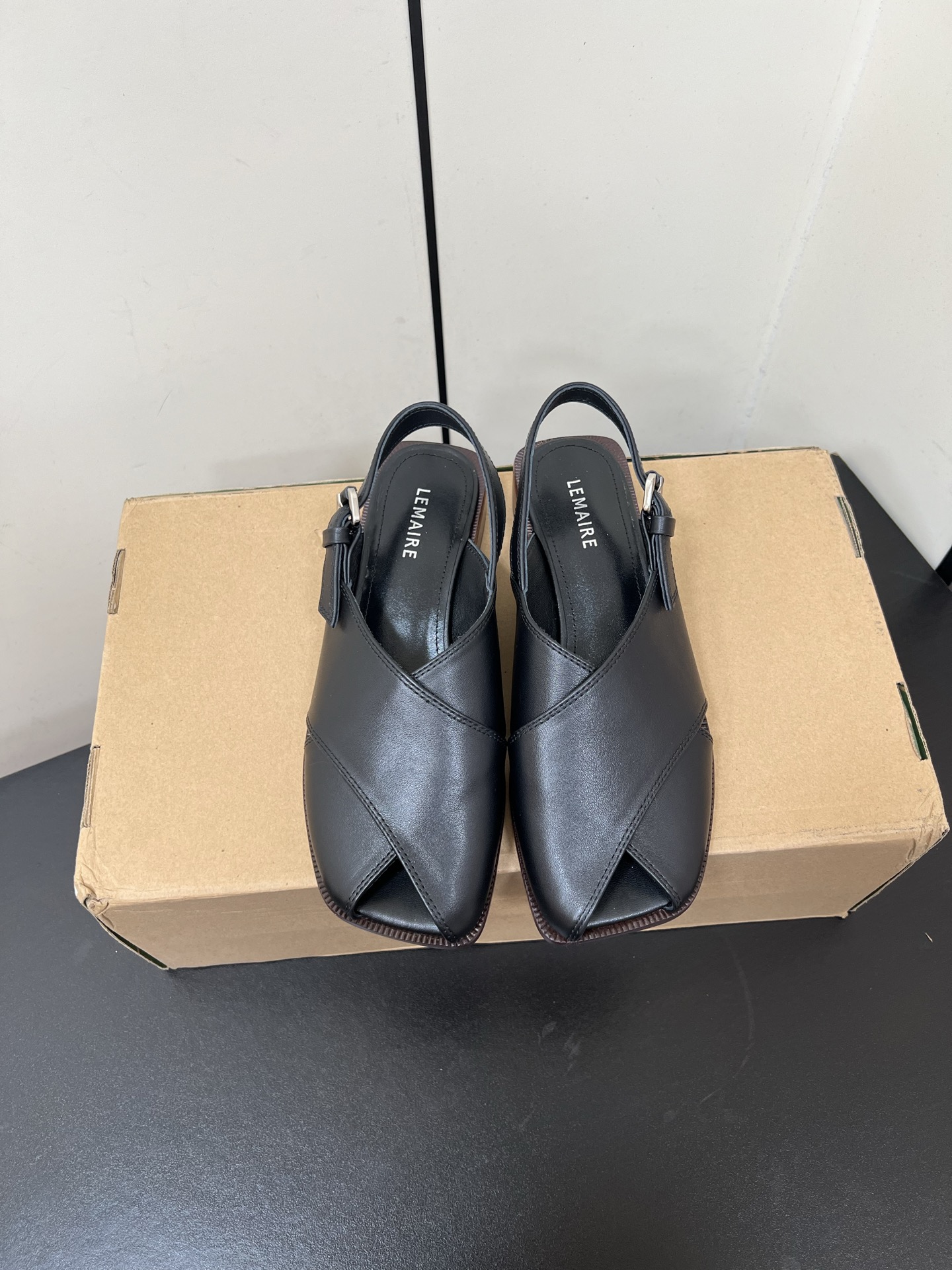 NO:408713,Lemaire 25 | Niche cross-haired fish mouth sandals Comfortable and elegant retro sandals with cowhide texture Chocolate lava looks noble. Fashionable rear tripod sandals Square toe high heels Retro fashionable 5.5cm/2.5cm size35-40 (40 custom-made without return and exchange), high heels sandals, sandals, high heels, cowhide19860909Lemaire 25 ｜小众交叉带鱼嘴凉鞋 舒适感踩出了高贵的优雅 牛皮质感的复古凉鞋 巧克力熔岩很显高贵 时尚感满满的后绊带凉鞋 方头高跟 复古时髦 5.5cm/2.5cm size35-40（40定制不退换）,高跟鞋凉鞋,sandals,high heels,cowhide,Women's Shoes