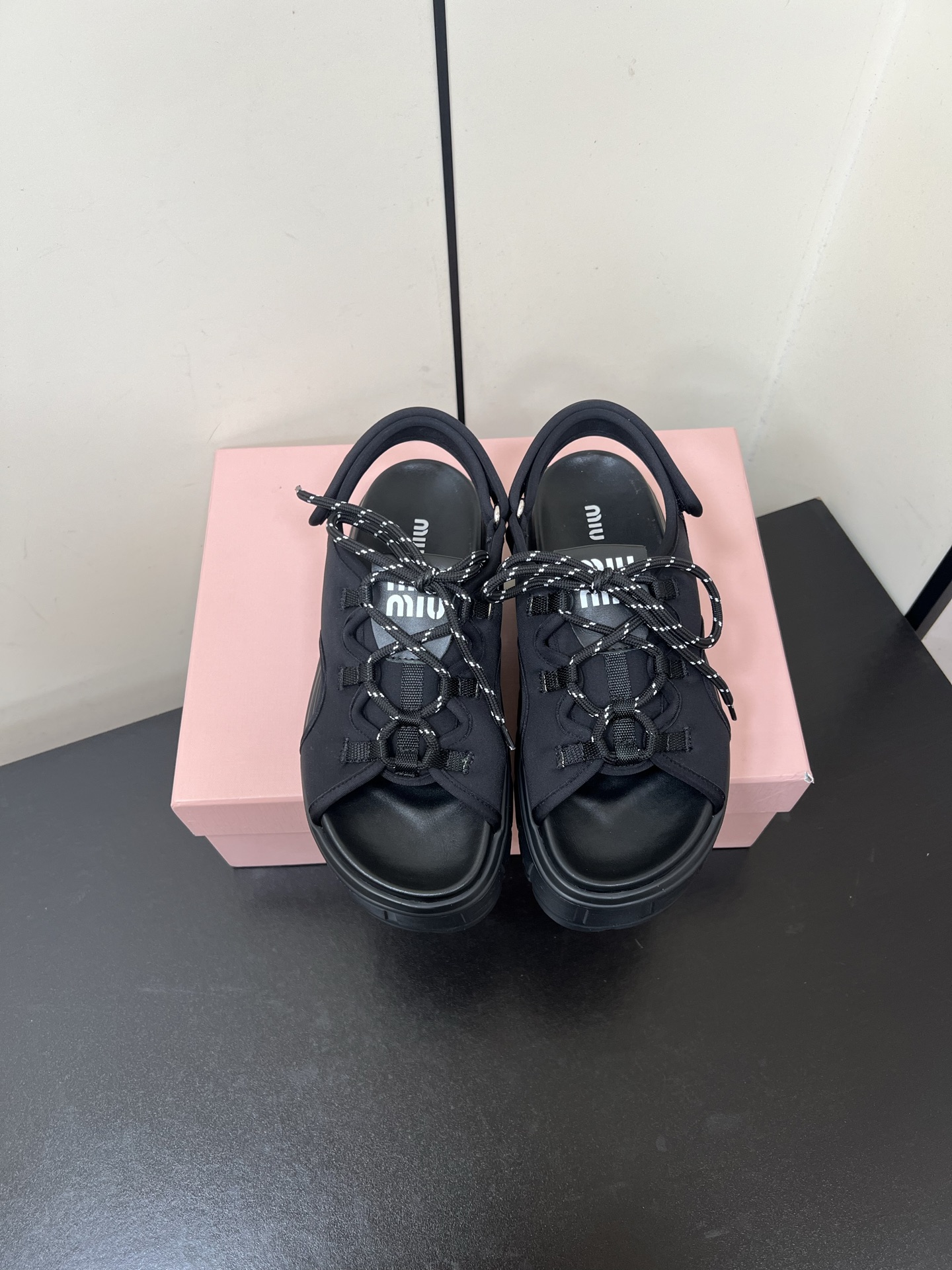 NO:402939,Miumiu25 new drawstring strap thick-soled sandals are the focus as soon as they appear. The summer treasure sandals that have been questioned countless times, the black model is mysterious and cool, low-key and full of high-end feeling. The upper is soft and delicate, and it shows a luxurious texture as the pace moves. It is gentle and fresh, like a breeze under the warm spring sun, allowing you to instantly transform into a gentle goddess and interpret a casual and elegant temperament. The upper uses original satin lycra flick cloth, Tpu water table, original mold opening Tpu mold bottom, heel height is about 5cm Size: 35-39 (40 customization, no return or replacement), sandals, miumiu, sandals19860909Miumiu25新款抽绳绑带厚底凉鞋 一出场便是焦点.被追问无数次的夏日宝藏凉鞋,黑色款神秘而酷飒,低调中满是高级感,鞋面柔软细腻,随着步伐的移动,尽显奢华质感.温柔又清新,如同春日暖阳下的一缕微风,让你瞬间化身温柔女神 ,演绎随性优雅的气质. 鞋面采用原版缎莱卡轻弹布,Tpu水台,原版开模Tpu模具底 跟高5cm左右 Size:35-39（40定制不退不换）,凉鞋,miumiu,sandals,Women's Shoes