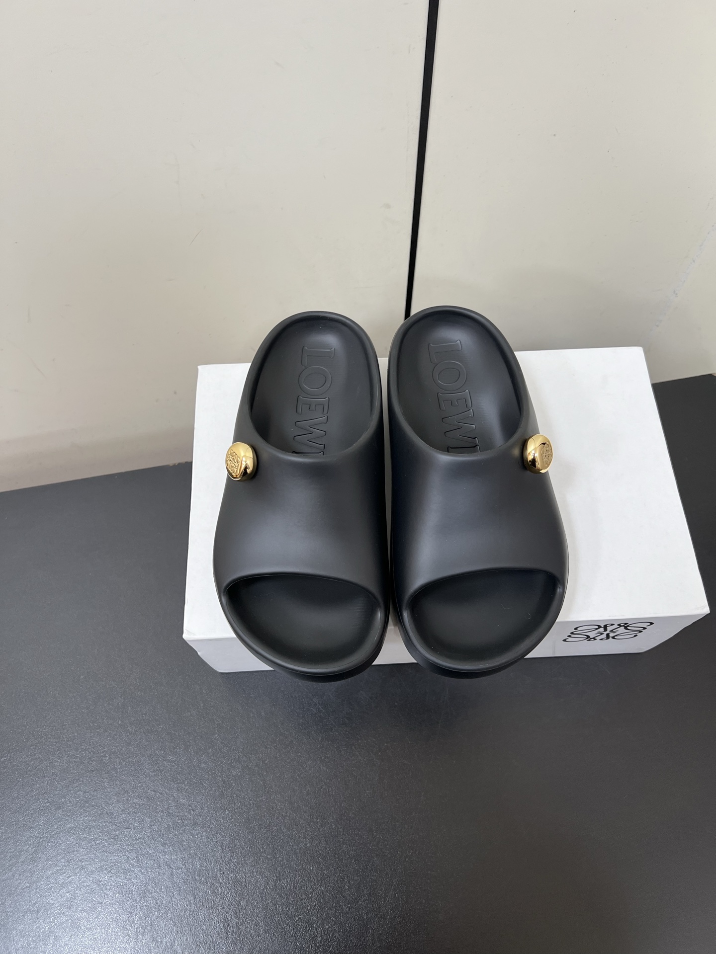 NO:402935,Luo Yiwei LOEWE 25sd summer new Ease bubble clip beach shoes sandals Original purchase and development products Integrated rubber material Extremely comfortable, very recognizable, beautiful and practical, comfortable but not monotonous slippers Upper: rubber integral molding Original metal buckle outsole: wear-resistant pu outsole Size: 35-40 (40 custom made without return and exchange), slippers, loewe, loewe, slippers19860909罗意威 LOEWE 25sd夏季新款 Ease 泡泡夹脚 沙滩鞋 凉拖鞋 原版购入开发做货 一体橡胶材质 舒适度极高,非常具有辨识度,美貌与实用并存舒适而不单调的拖鞋 鞋面:橡胶一体成型 原版金属扣饰 大底:耐磨pu大底 码数:35-40（40定制不退换）,拖鞋,loewe,loewe,slippers,Women's Shoes