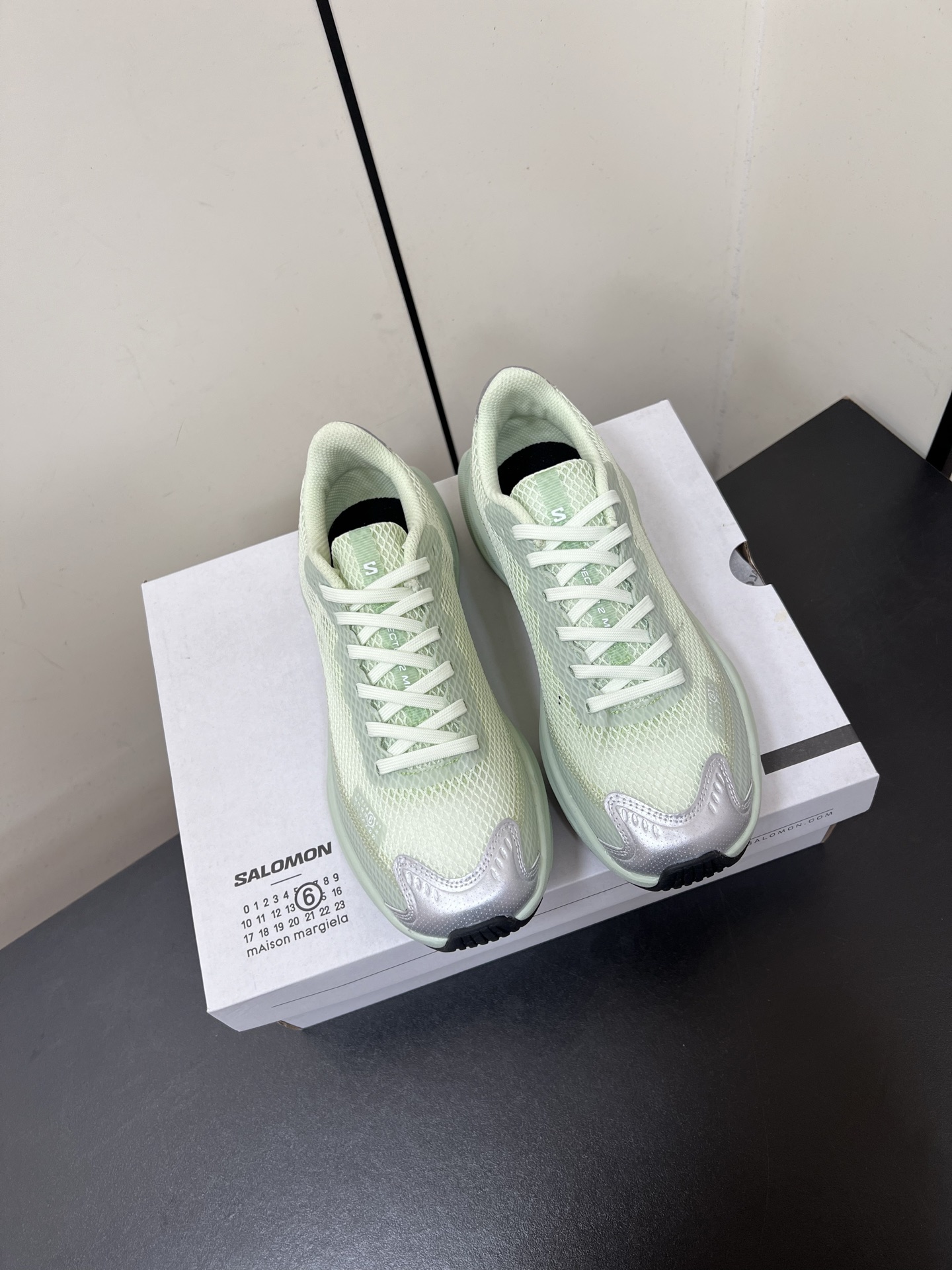 NO:440061,MM6 x SALOMON - Spectur Maison outdoor running shoes Many celebrity fashion bloggers plant grass super hot outdoor series The 25 spring and summer series shoes jointly developed by Margiela and SALOMON are based on the road running shoes Spectur 2. The upper is made of large hole mesh material with the same color pressing glue and cut sheet. The side of the shoe has both brand logos, covering polyester fiber, polyurethane, rubber, etc.; it is equipped with full-length carbon fiber board Energy Blade and Energy Foam cushioning system, with thick and widening of the rear palm, combining propulsion, cushioning rebound and stability, sole is super light. Original foamed sole Size35-45 (for women 40 men 45 custom-made, no return or exchange), casual shoes/sports shoes, masion margiela, sneakers19860909MM6 x SALOMON萨洛蒙 - Spectur Maison 户外 跑步鞋  超多明星时尚博主种草 超火的户外系列 Margiela与SALOMON合作的25春夏系列鞋款,以公路跑鞋Spectur 2为基础,鞋面采用大孔网眼材质搭配同色系压胶与裁片,鞋侧有双方品牌标识,材质涵盖聚酯纤维、聚氨酯、橡胶等；它搭载全长碳纤维板Energy Blade与Energy Foam缓震系统,后掌加厚加宽,兼具推进力、缓震回弹与稳定性鞋底超级轻 原版发泡大底 Size35-45（女40男45定制不退换）,休闲鞋/运动鞋,masion margiela,sneakers,Women's Shoes