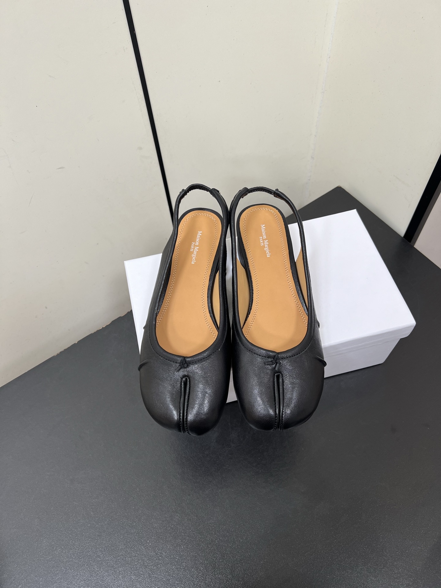 NO:440176,Maison margiela MM62025 new product Tabi pleated series ballet shoes original custom imported grape seed napa lambskin, the new style has also made of a press-pleated design lambskin material, which fits the foot's wrapping feeling, which looks more delicate, original imported Italian leather sole size35-41 (40.41 custom made without return), sandals, masion margiela, sandals, sheepskin, Leather soles19860909Maison margiela MM62025新品tabi褶皱系列芭蕾舞鞋 原版定制进口葡萄籽纳帕小羊皮,新款侧边还做了个压褶设计小羊皮的材质,更贴合脚的包裹感 很显精巧一些,原版进口意大利真皮大底 size35-41(40.41定做不退换）,凉鞋,masion margiela,sandals,sheepskin,Leather soles,Women's Shoes