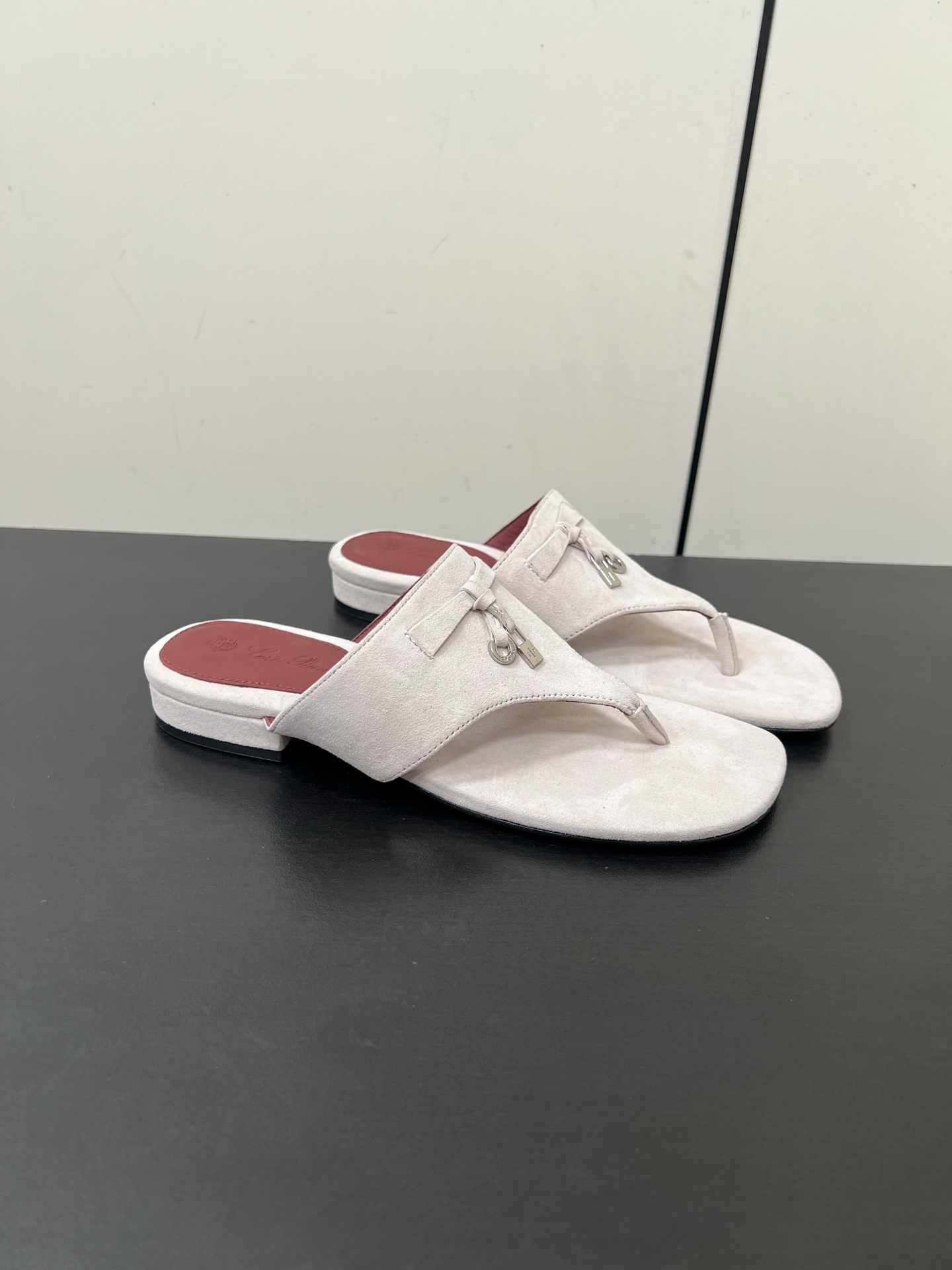 Loro Piana British Sheepskin Slippers: Luxury Classic Style with Comfort and Quality - 图片 2